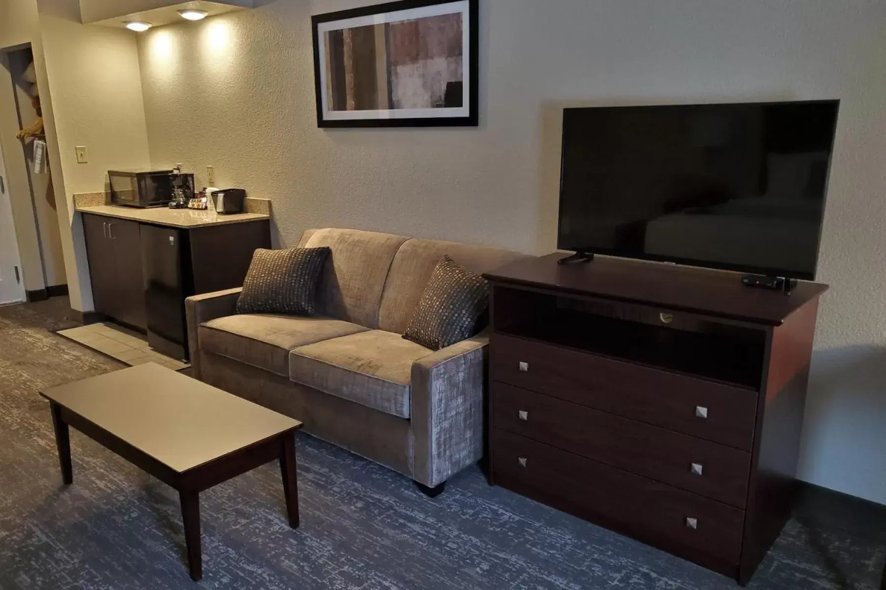 TV and multimedia, Seating Area in Cobblestone Suites - Oshkosh