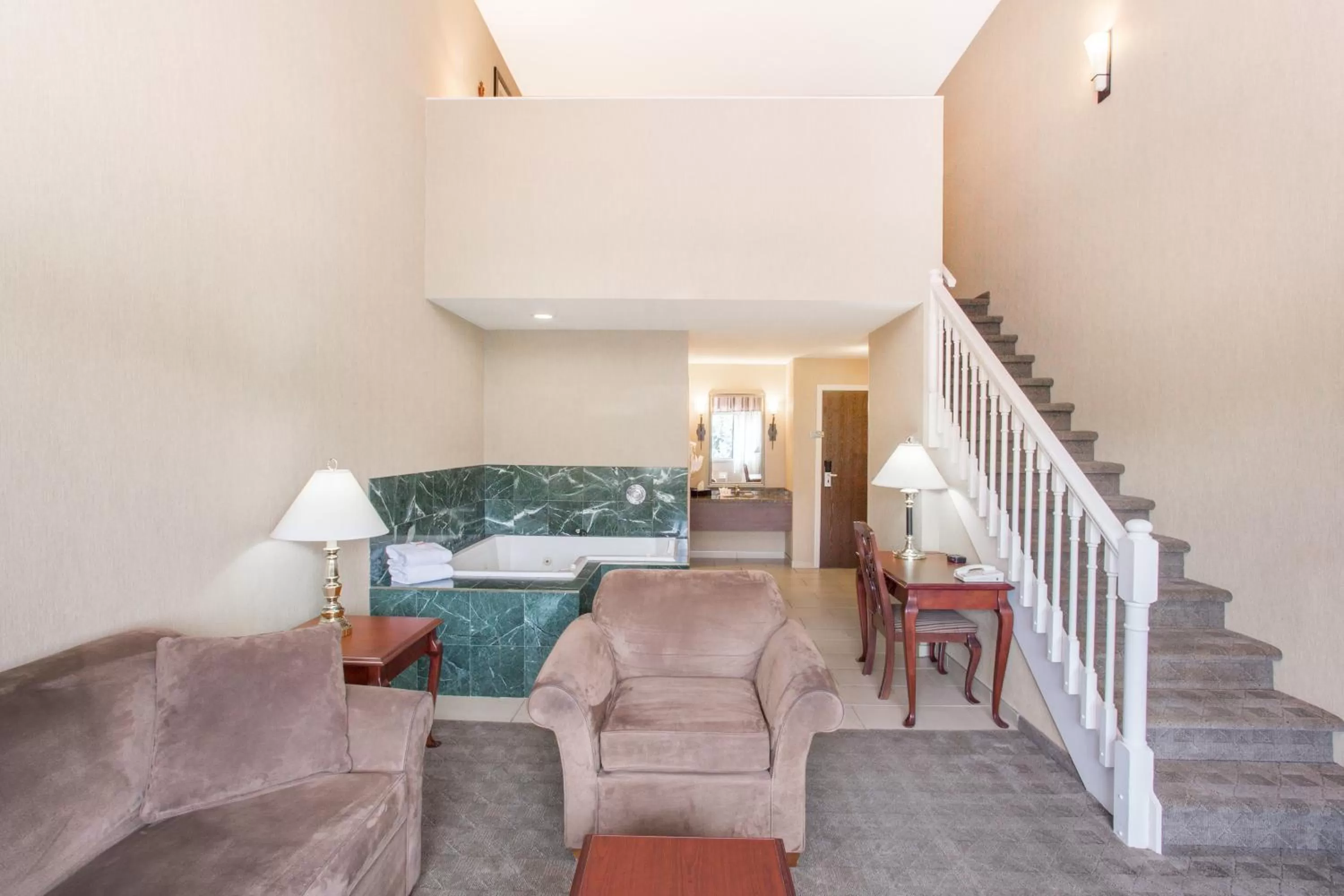 Deluxe King Loft Suite with Hot Tub in Ramada by Wyndham Kelowna Hotel & Conference Center