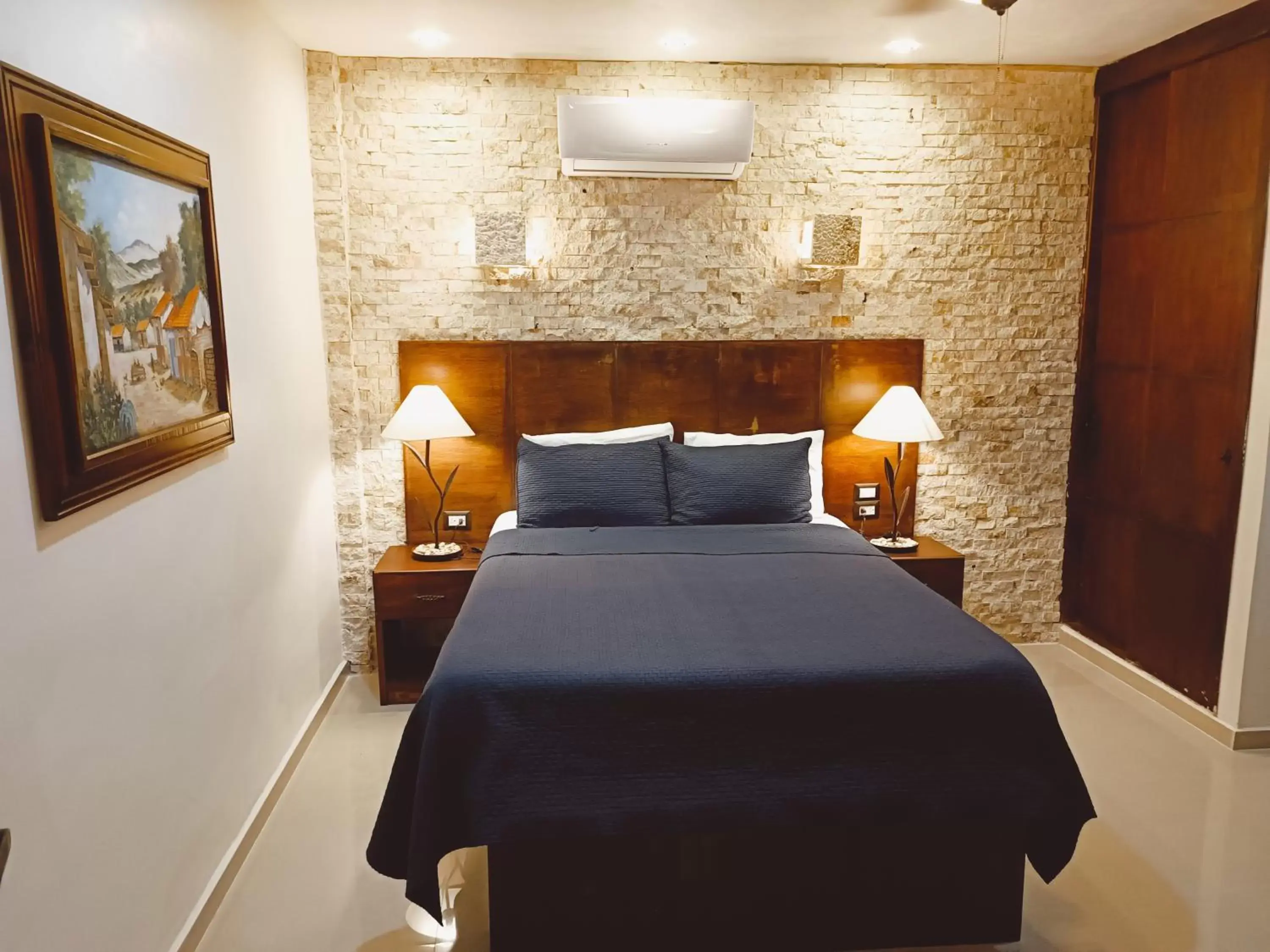 Photo of the whole room, Bed in El Zaguán Colonial by GuruHotel