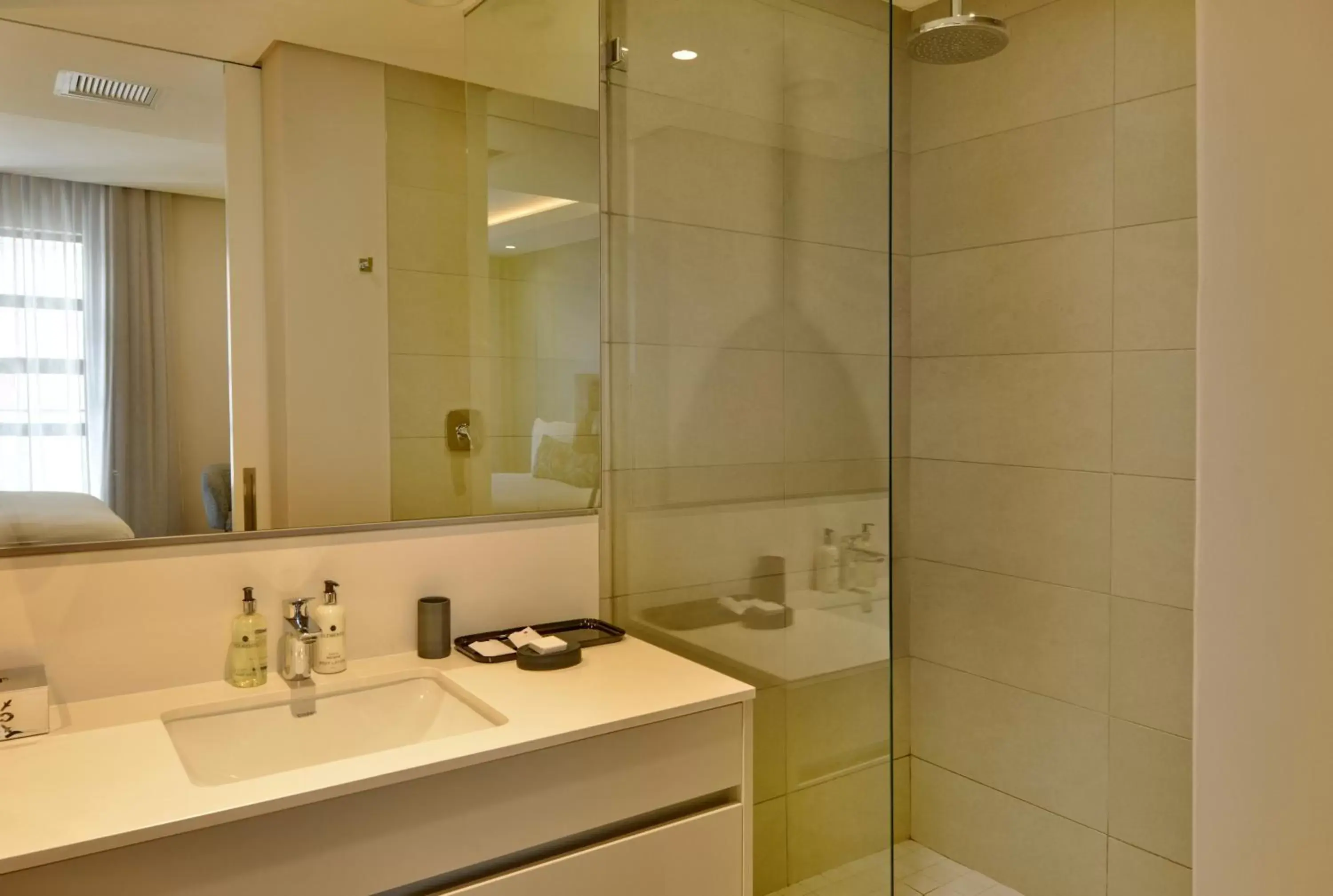 Shower, Bathroom in The Houghton Hotel, Spa, Wellness & Golf