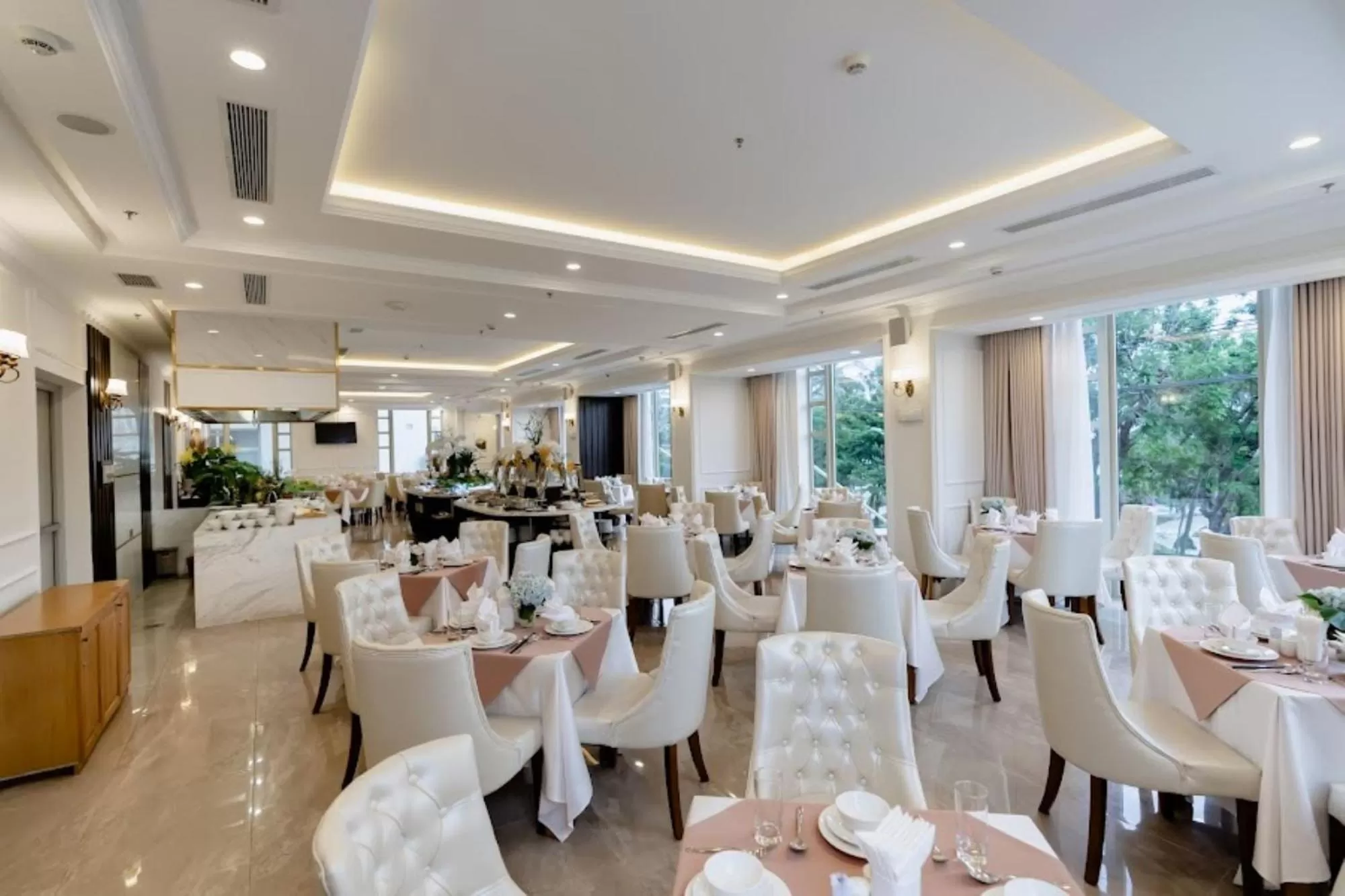 Restaurant/Places to Eat in MerPerle Beach Hotel