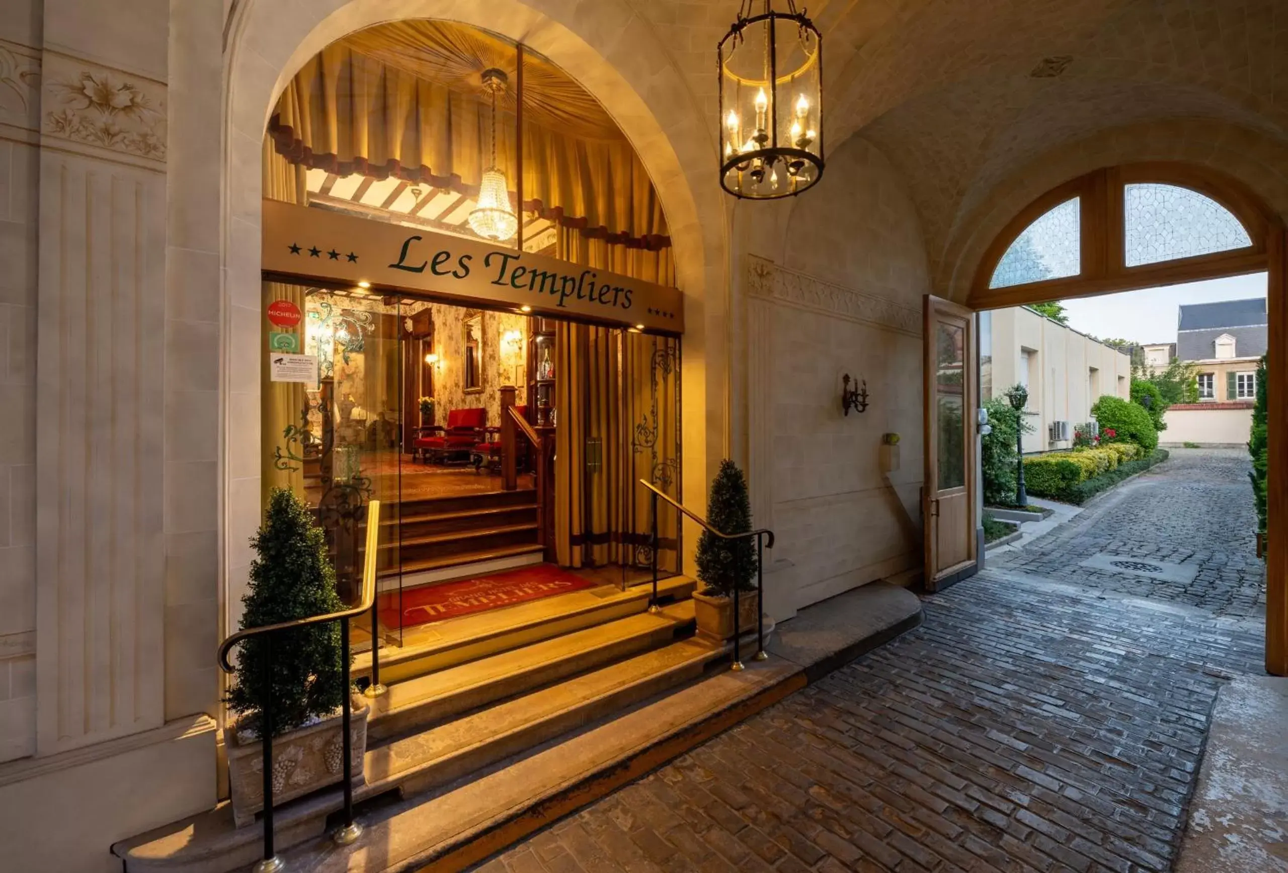 Facade/entrance in Grand Hôtel Des Templiers