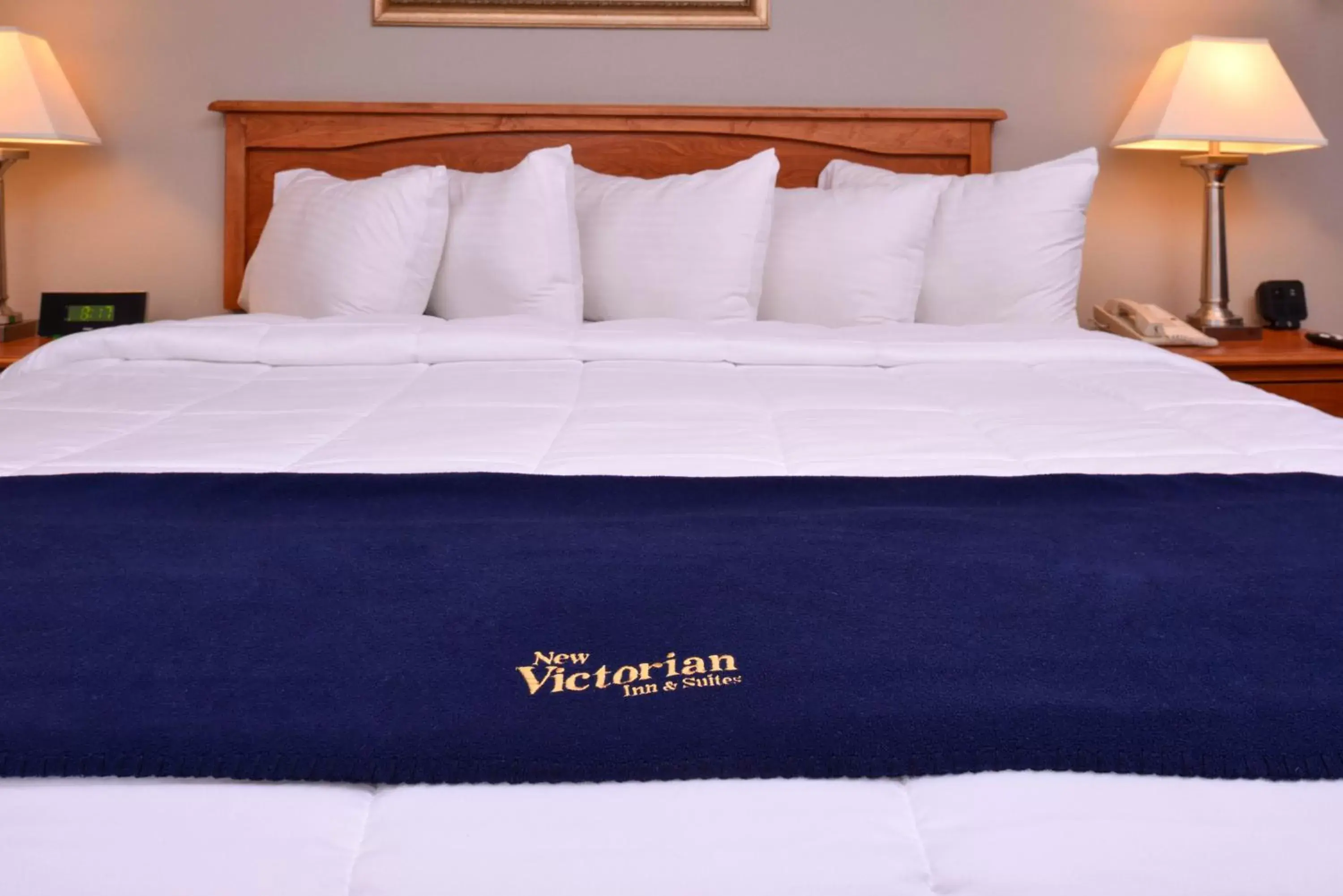 Bedroom, Bed in New Victorian Inn & Suites Omaha