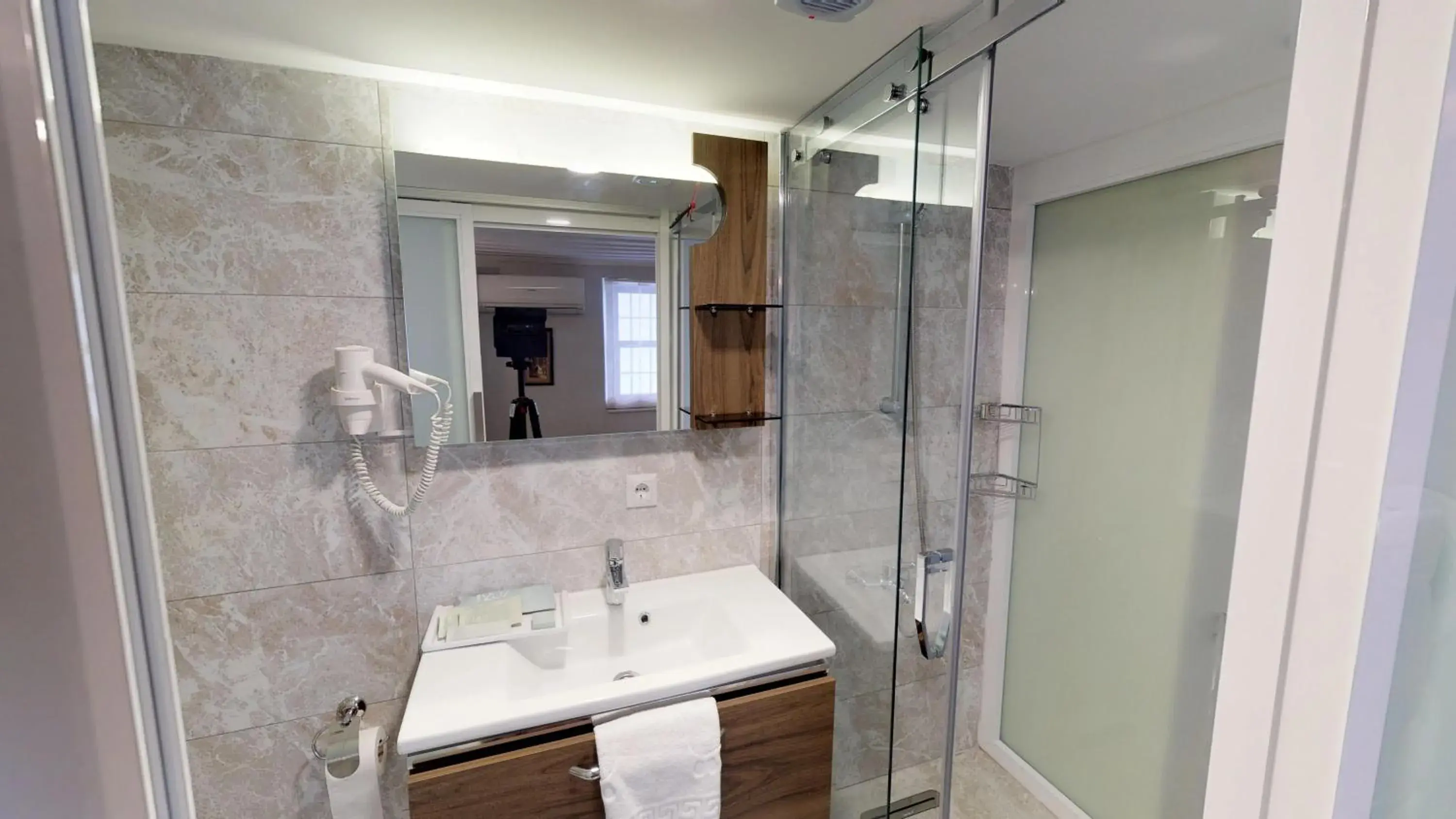 Shower, Bathroom in Hotel 1207