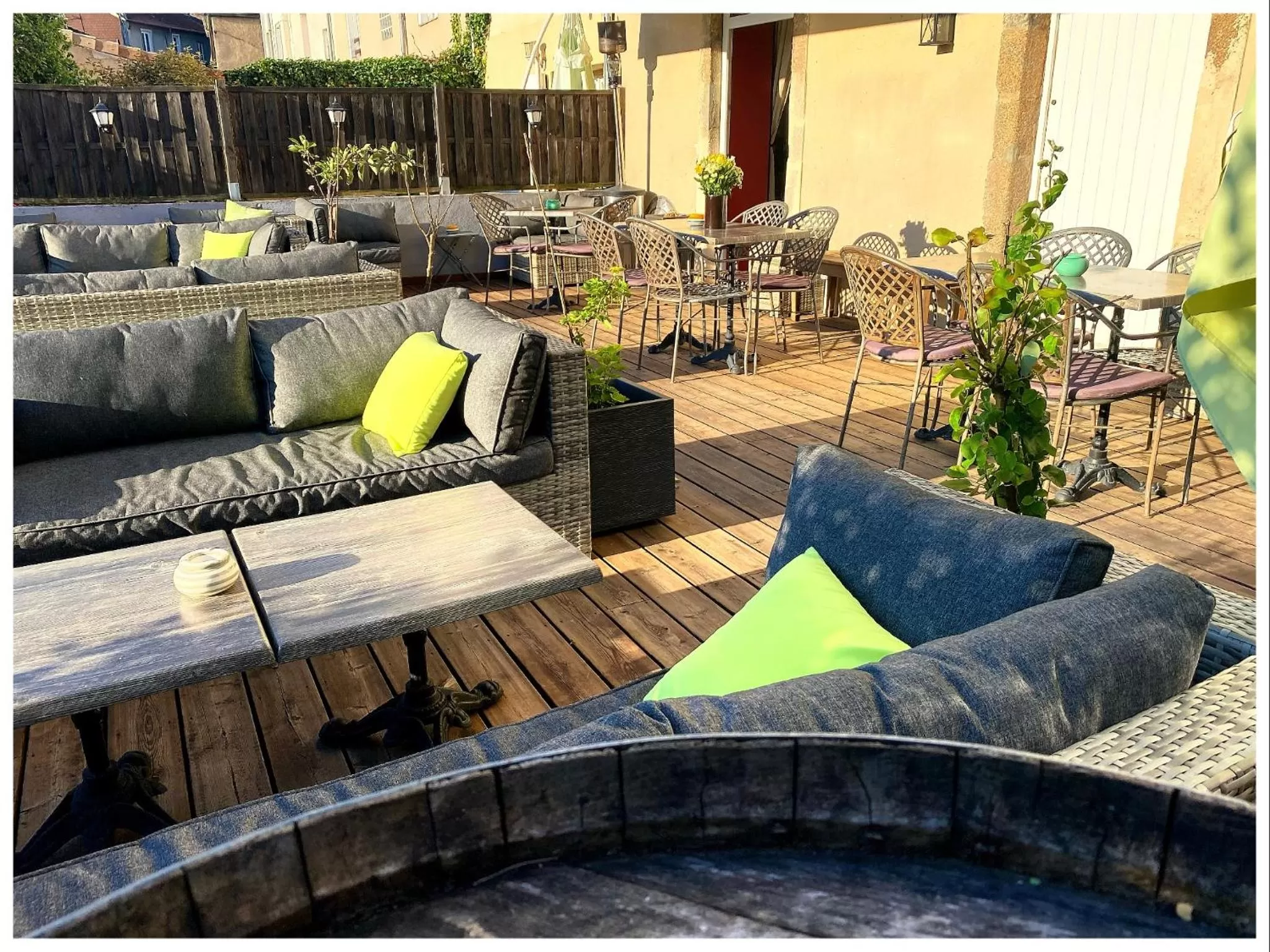 Patio, Seating Area in Dupain & Dubeurre Appart'Hôtel - Parking