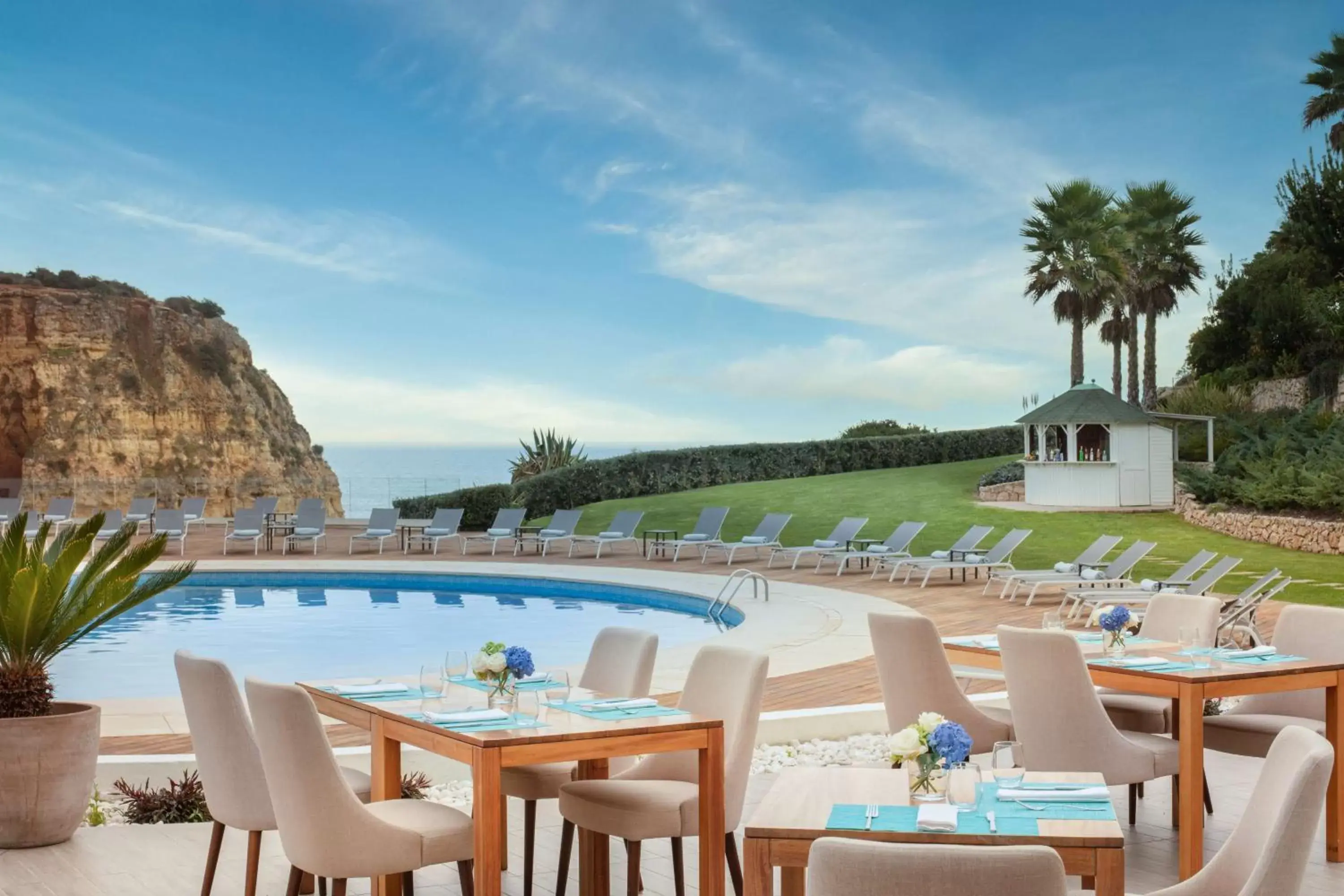 Restaurant/places to eat, Swimming Pool in Tivoli Carvoeiro