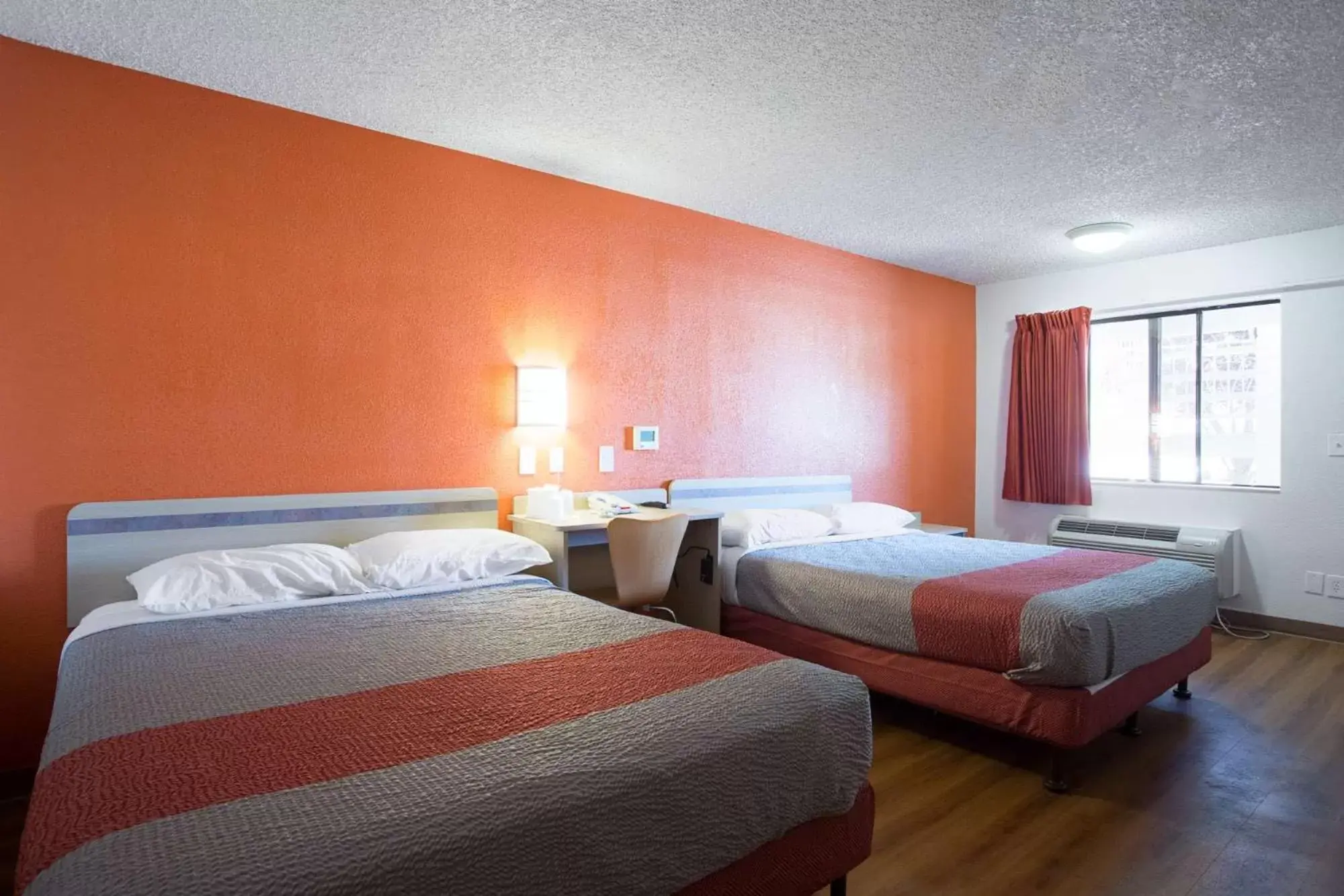 TV and multimedia, Bed in Motel 6-Kingman, AZ - Route 66 West