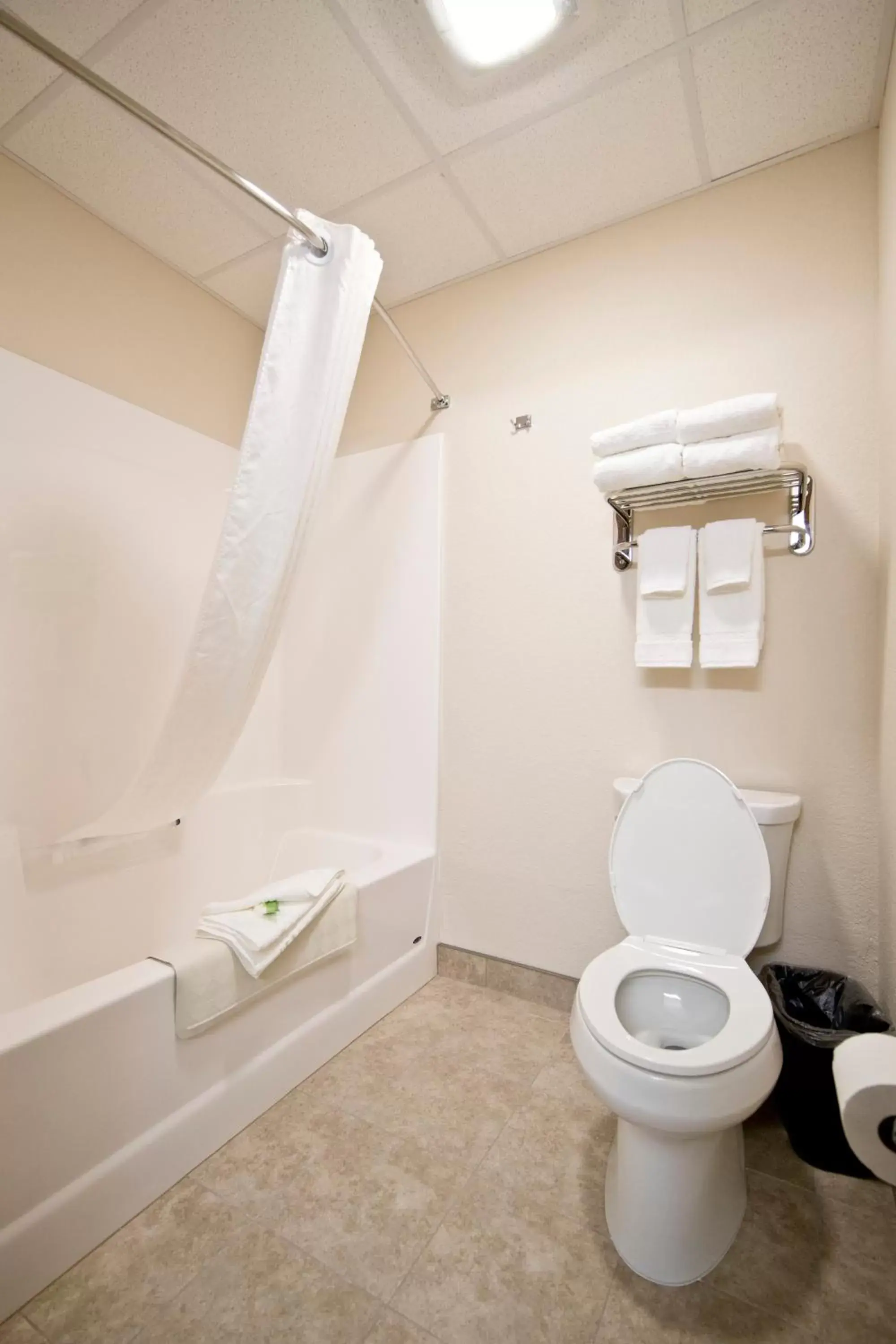 Bathroom in Cobblestone Inn & Suites – Manchester