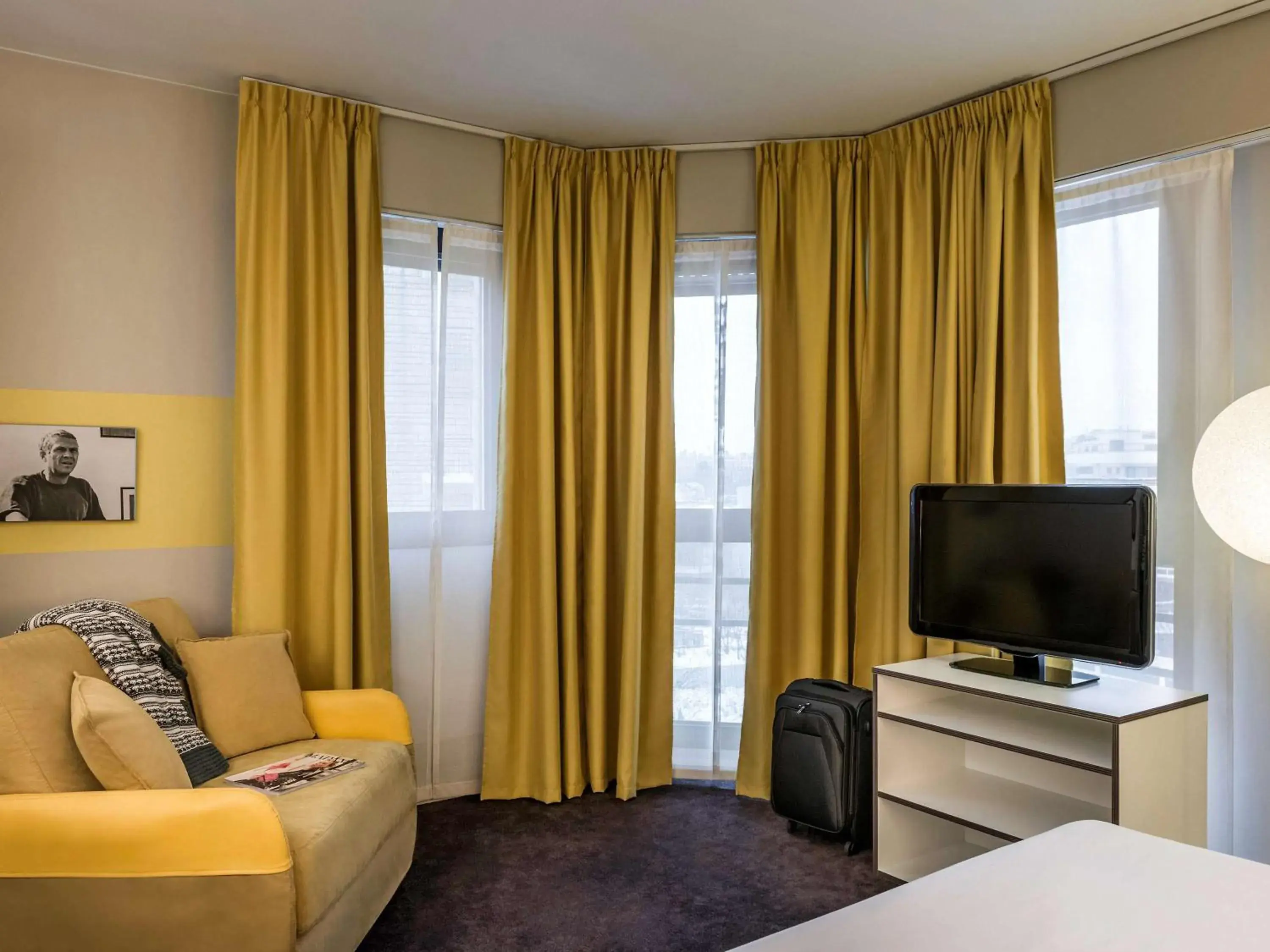 Photo of the whole room, TV/Entertainment Center in AppartHotel Mercure Paris Boulogne