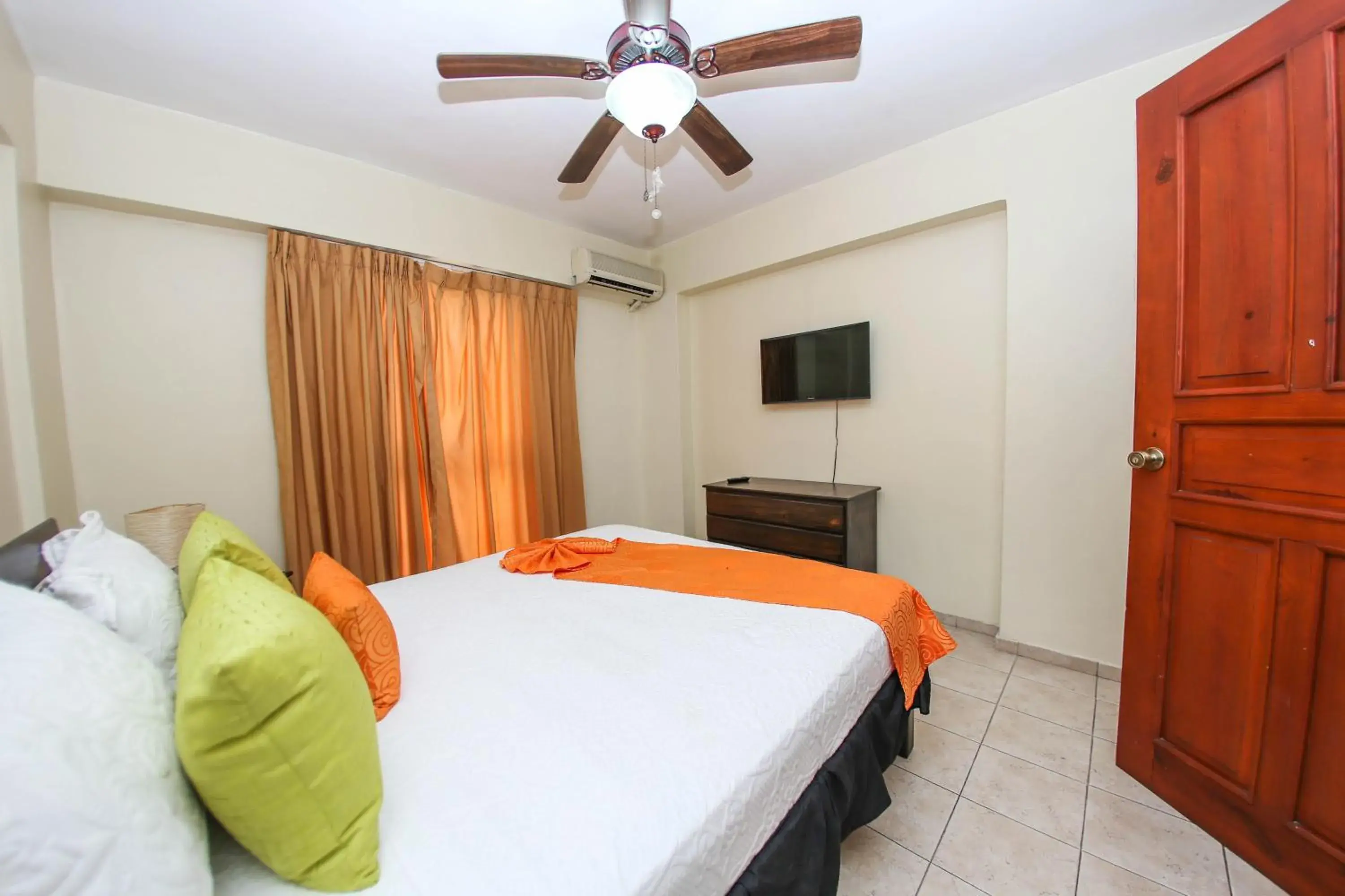 Property building, Bed in Acuarium Suite Resort Property building, Bed in Acuarium Suite Resort