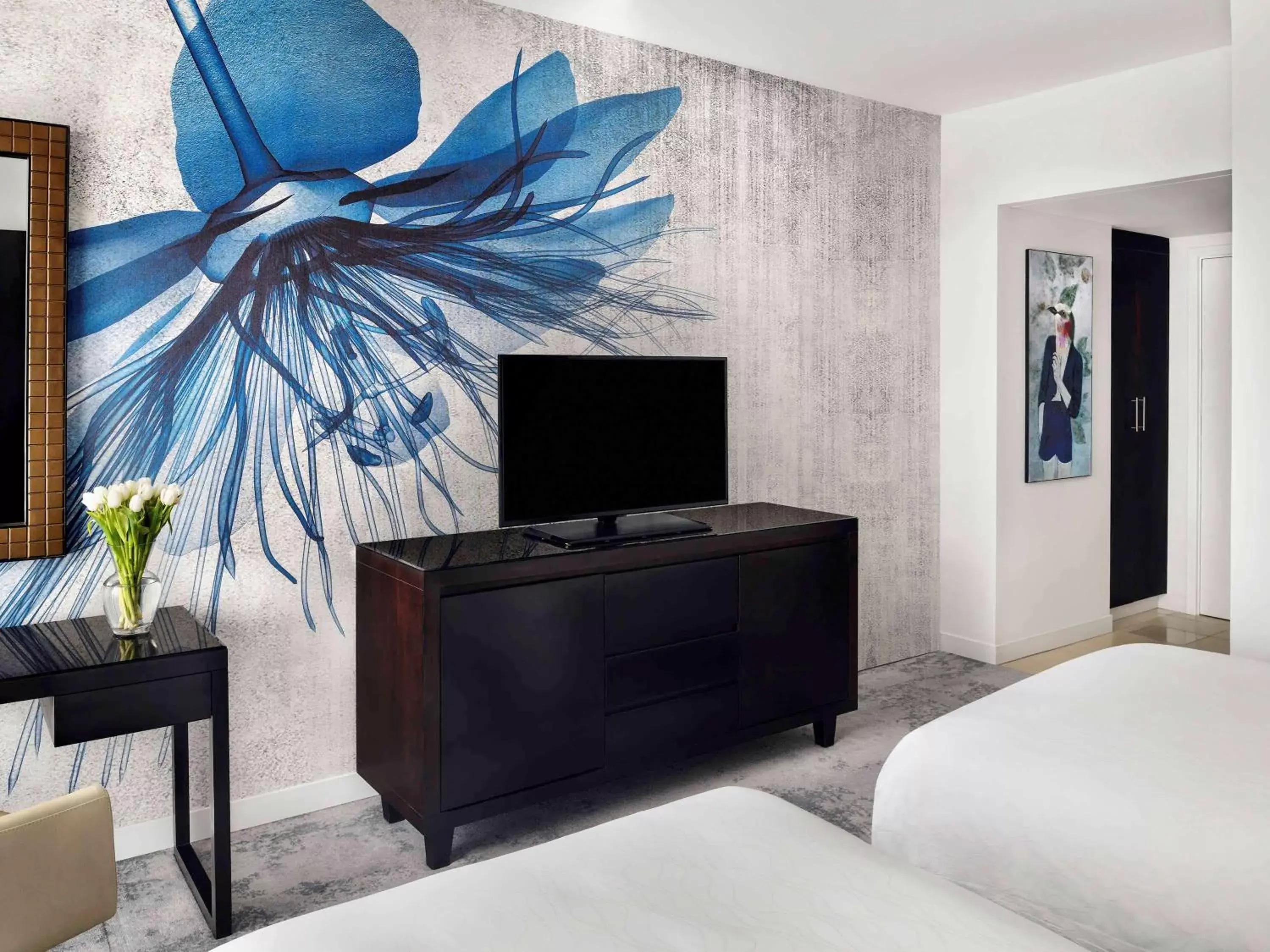 Bedroom, TV/Entertainment Center in Mövenpick Hotel Jumeirah Lakes Towers Dubai