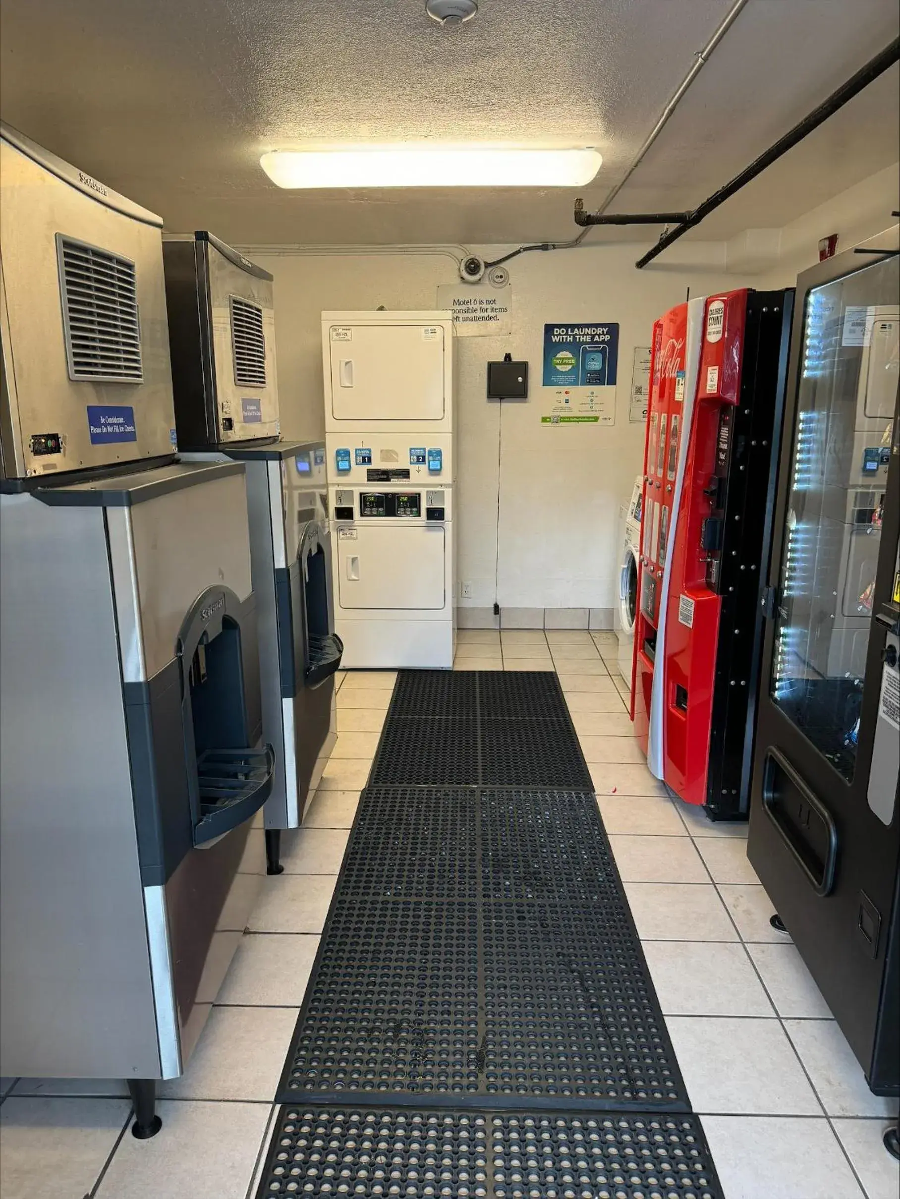 vending machine, Kitchen/Kitchenette in Motel 6-Bradenton, FL