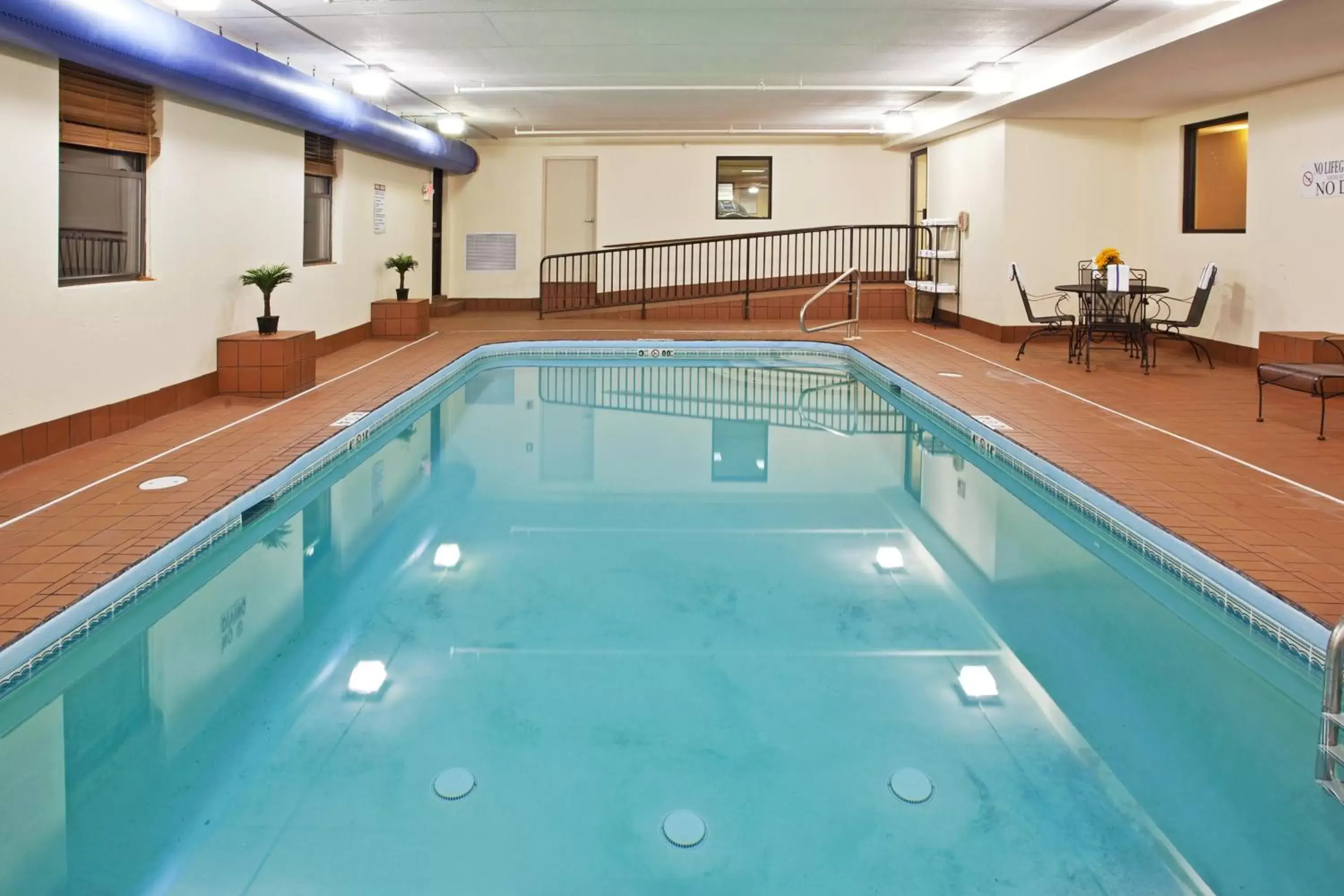 Swimming Pool in Holiday Inn Express London-I-70, an IHG Hotel