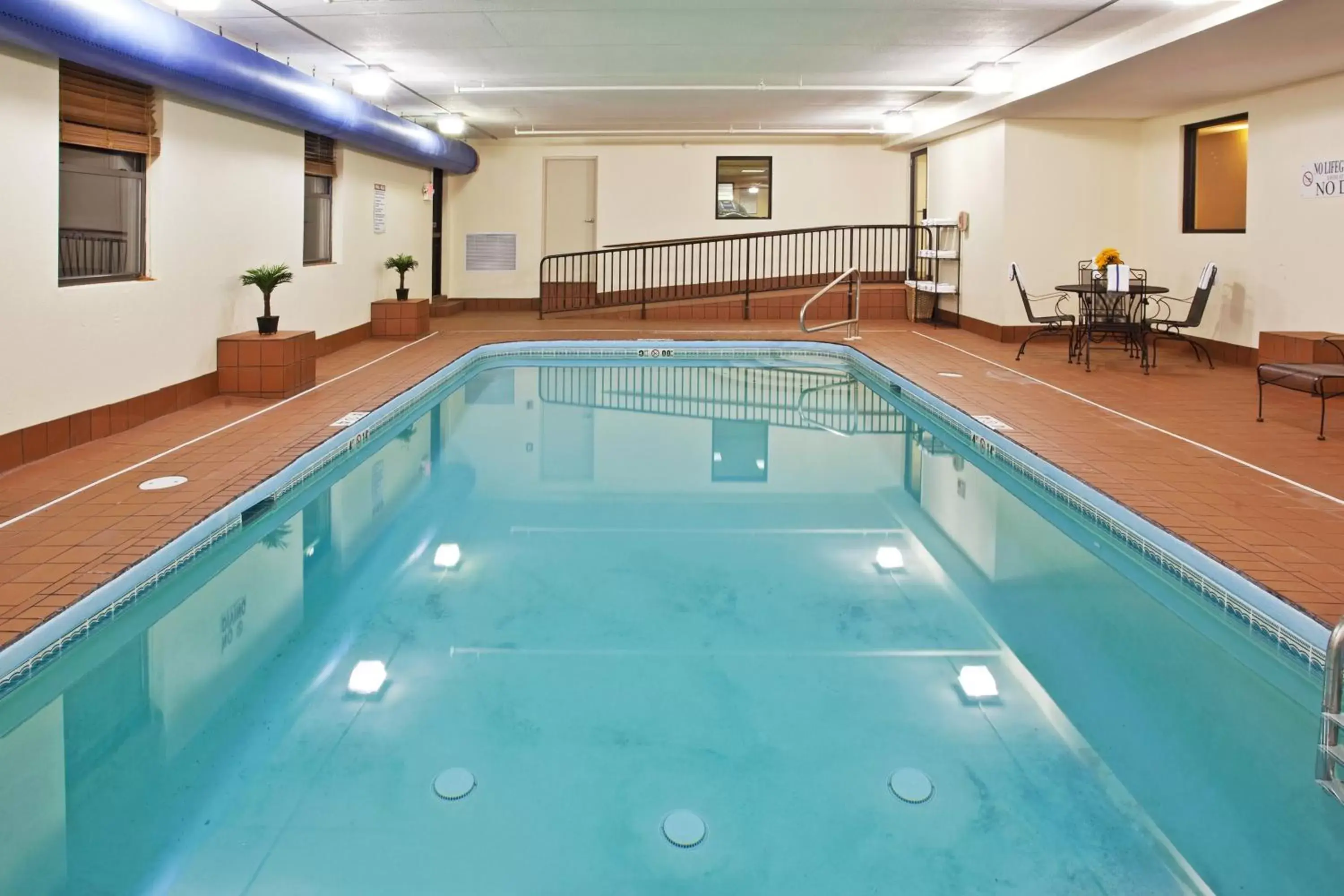 Swimming pool in Holiday Inn Express London-I-70 by IHG Swimming pool in Holiday Inn Express London-I-70 by IHG
