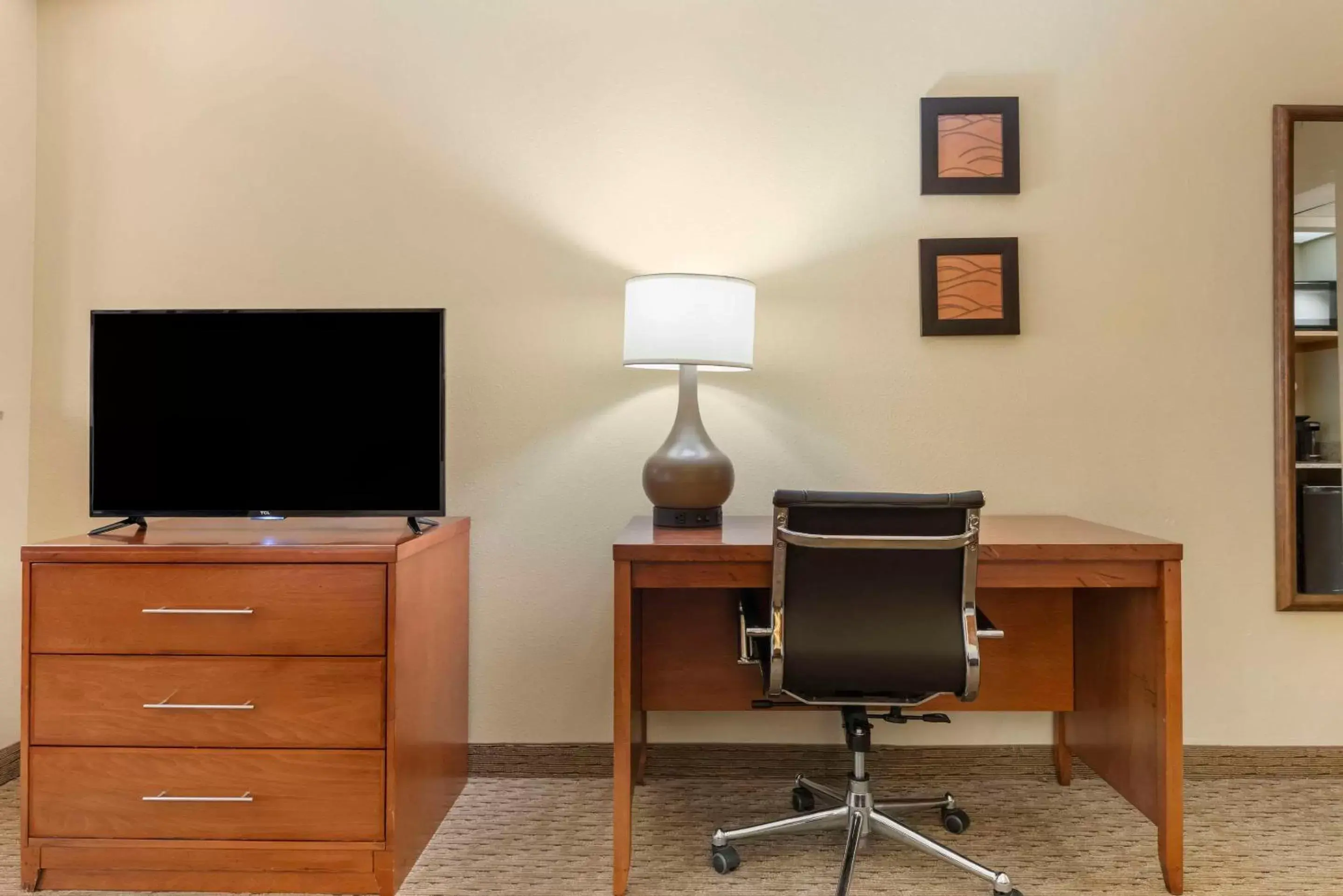 Bedroom, TV/Entertainment Center in Comfort Inn & Suites Black River Falls I-94