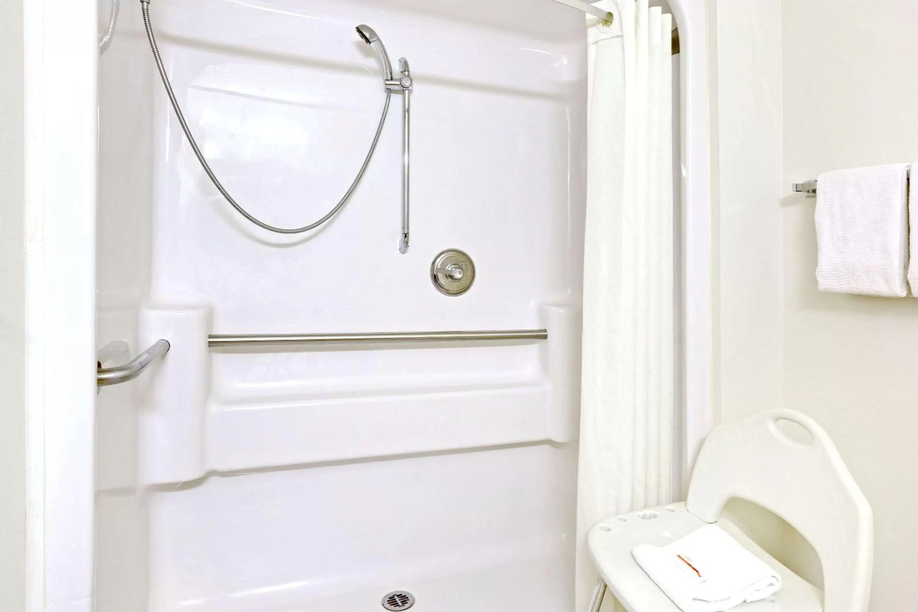 Bathroom in Super 8 by Wyndham Aberdeen East