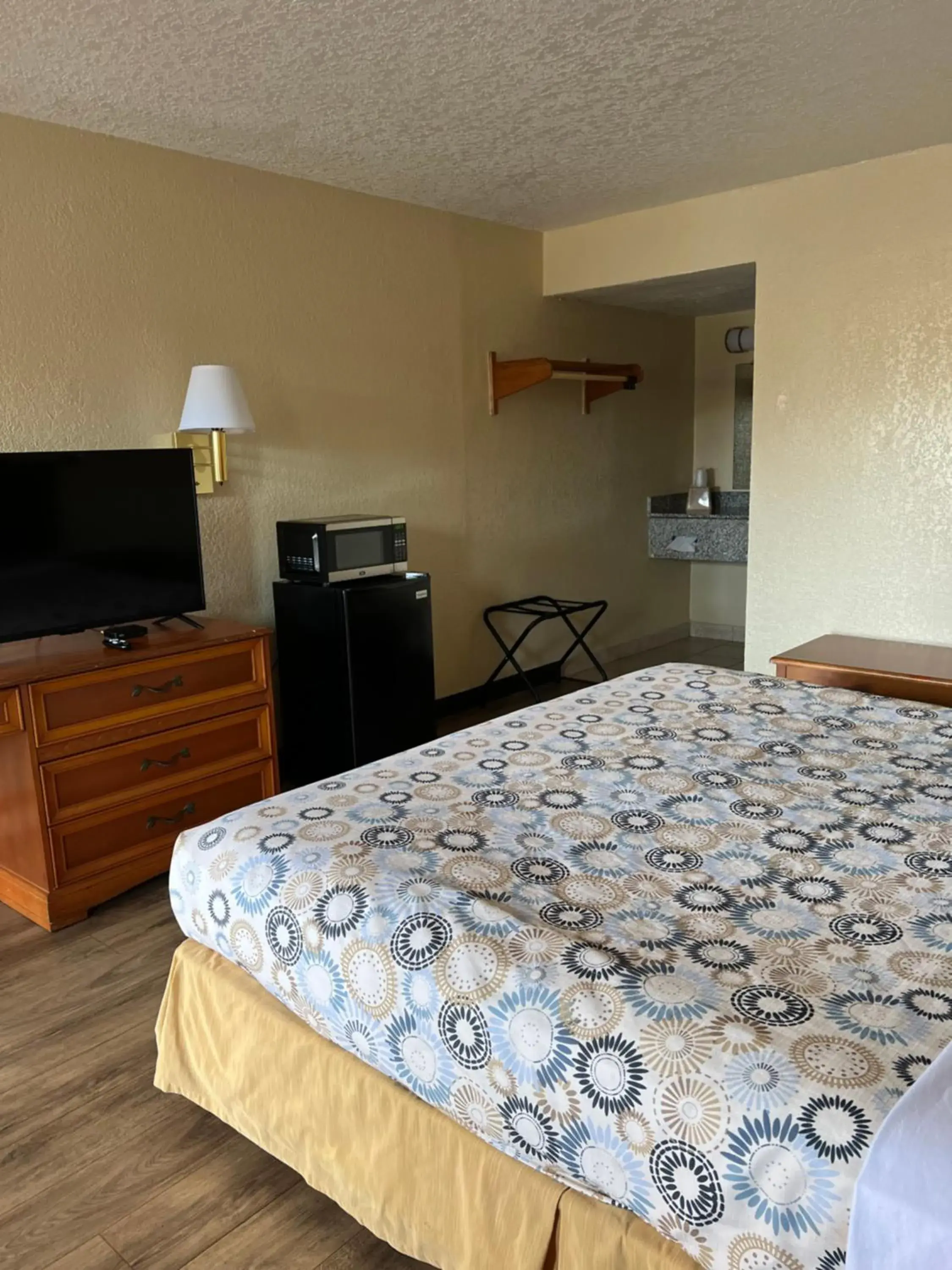 Bathroom, Bed in Hole Inn the Wall Hotel - Sunset Plaza - Fort Walton Beach