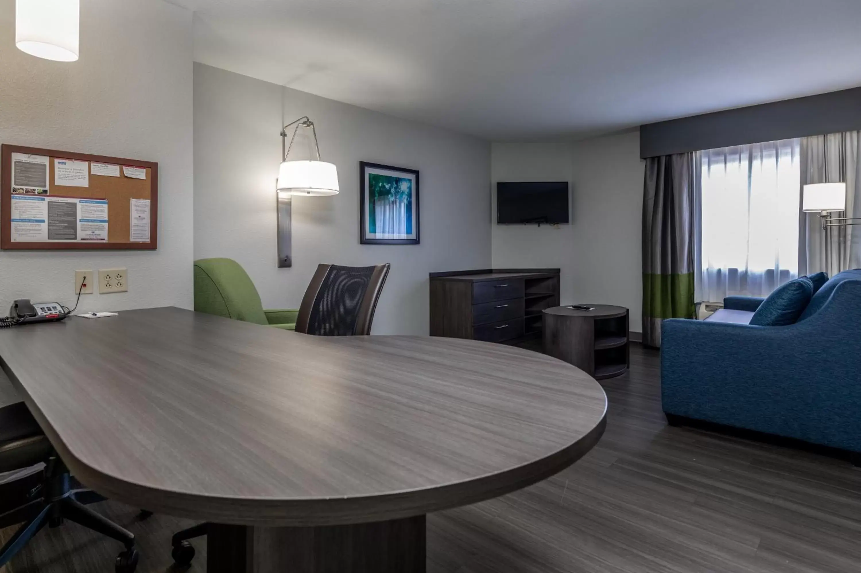 Photo of the whole room, Dining Area in Candlewood Suites Knoxville Airport-Alcoa, an IHG Hotel