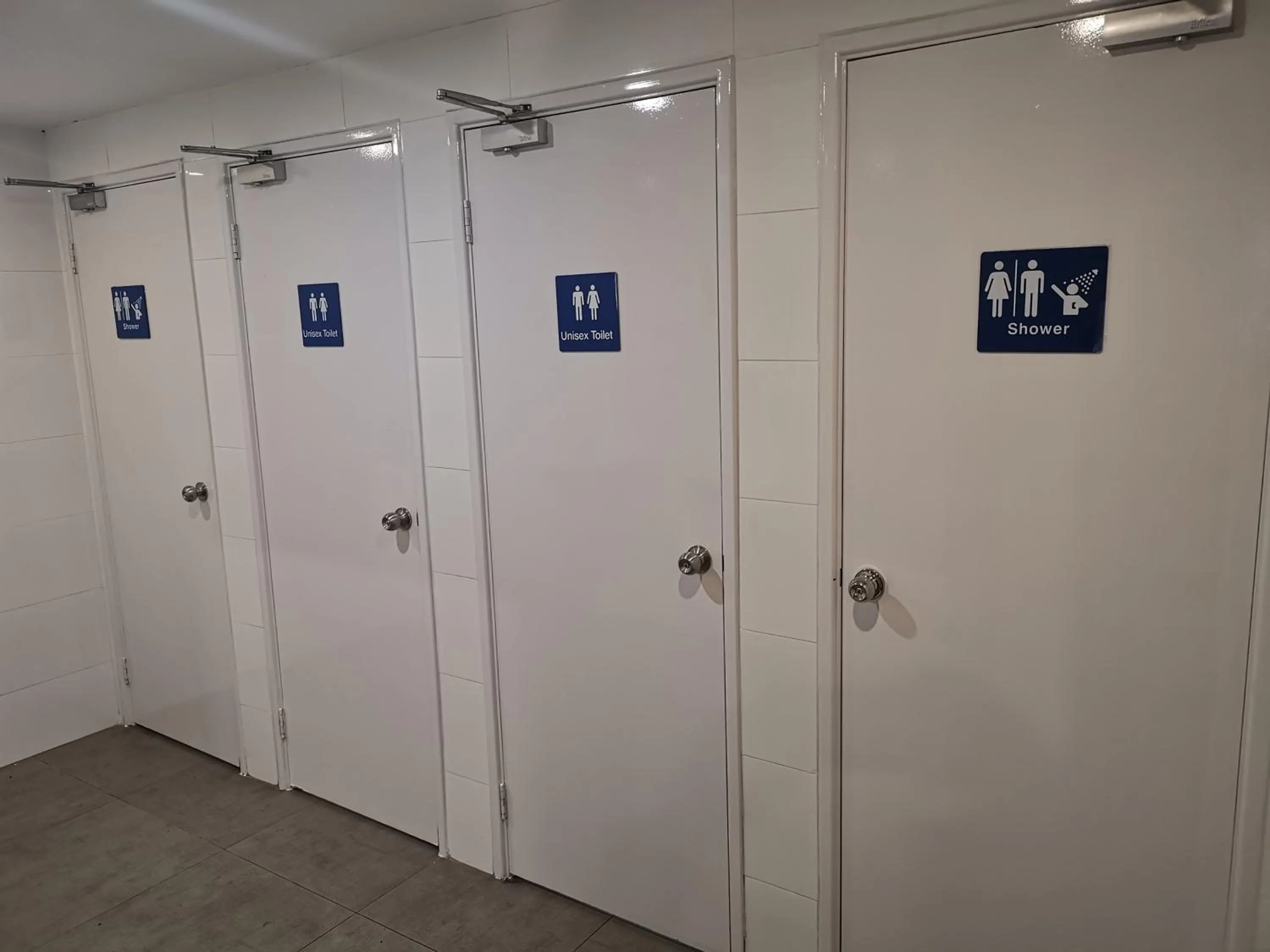 Bathroom in Perth 5 Backpacker Hostel