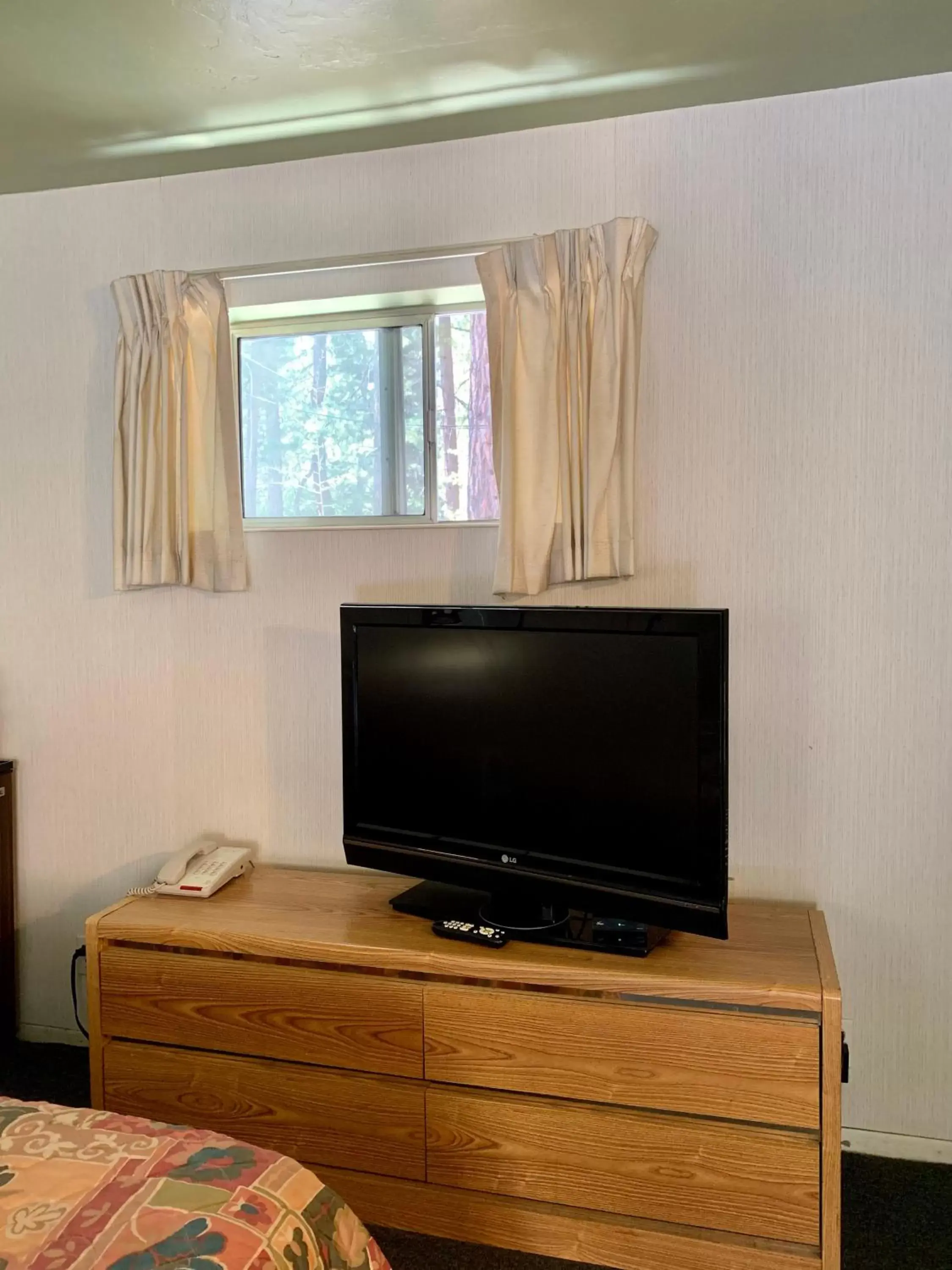 TV/Entertainment Center in Stevensons Inn