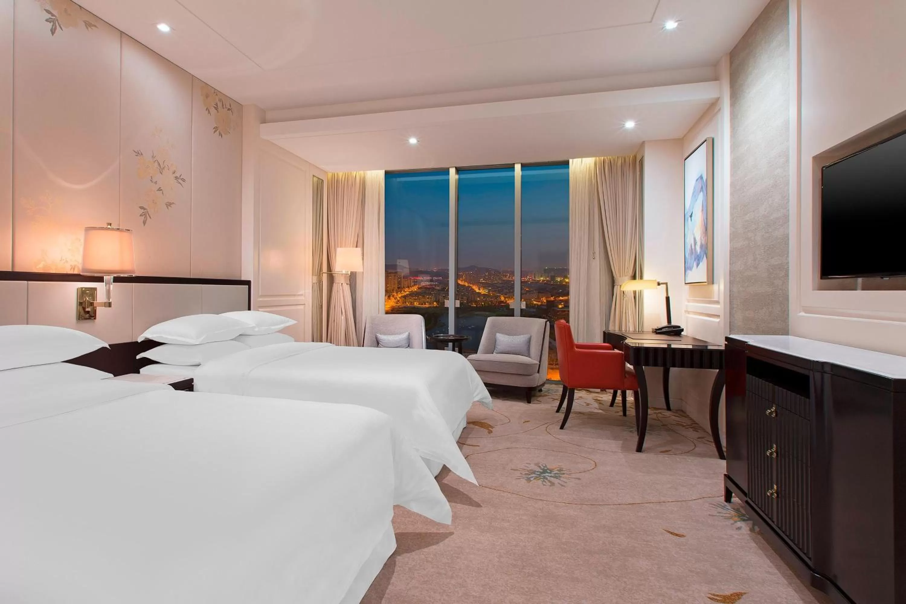 Photo of the whole room, Bed in Sheraton Qingdao Licang Hotel