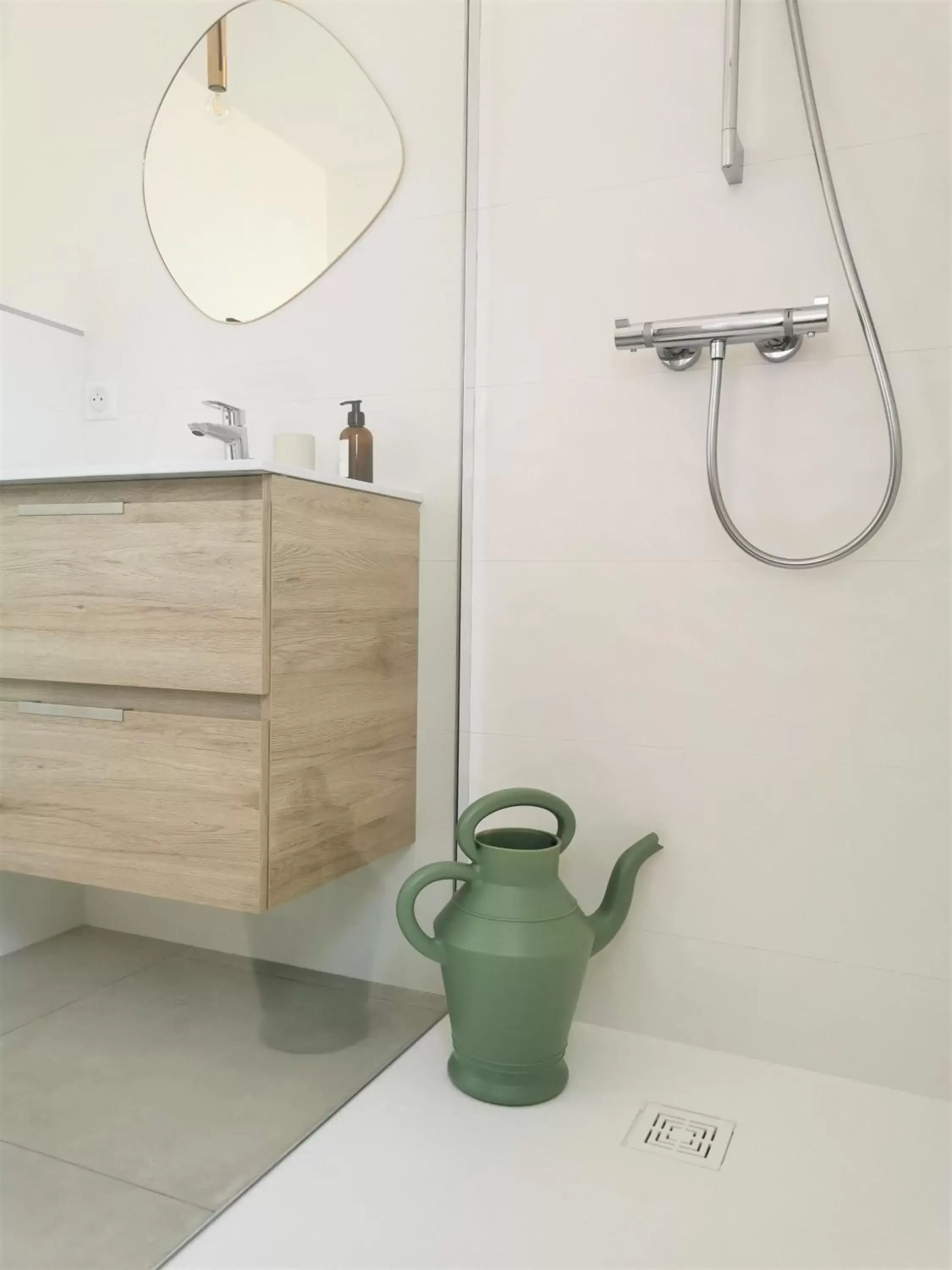 Shower, Bathroom in Au Jardin des Deux Roches