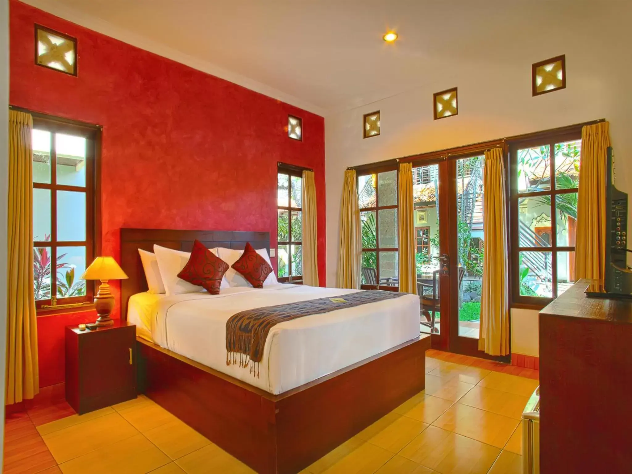 Photo of the whole room, Bed in Puri Sading Hotel