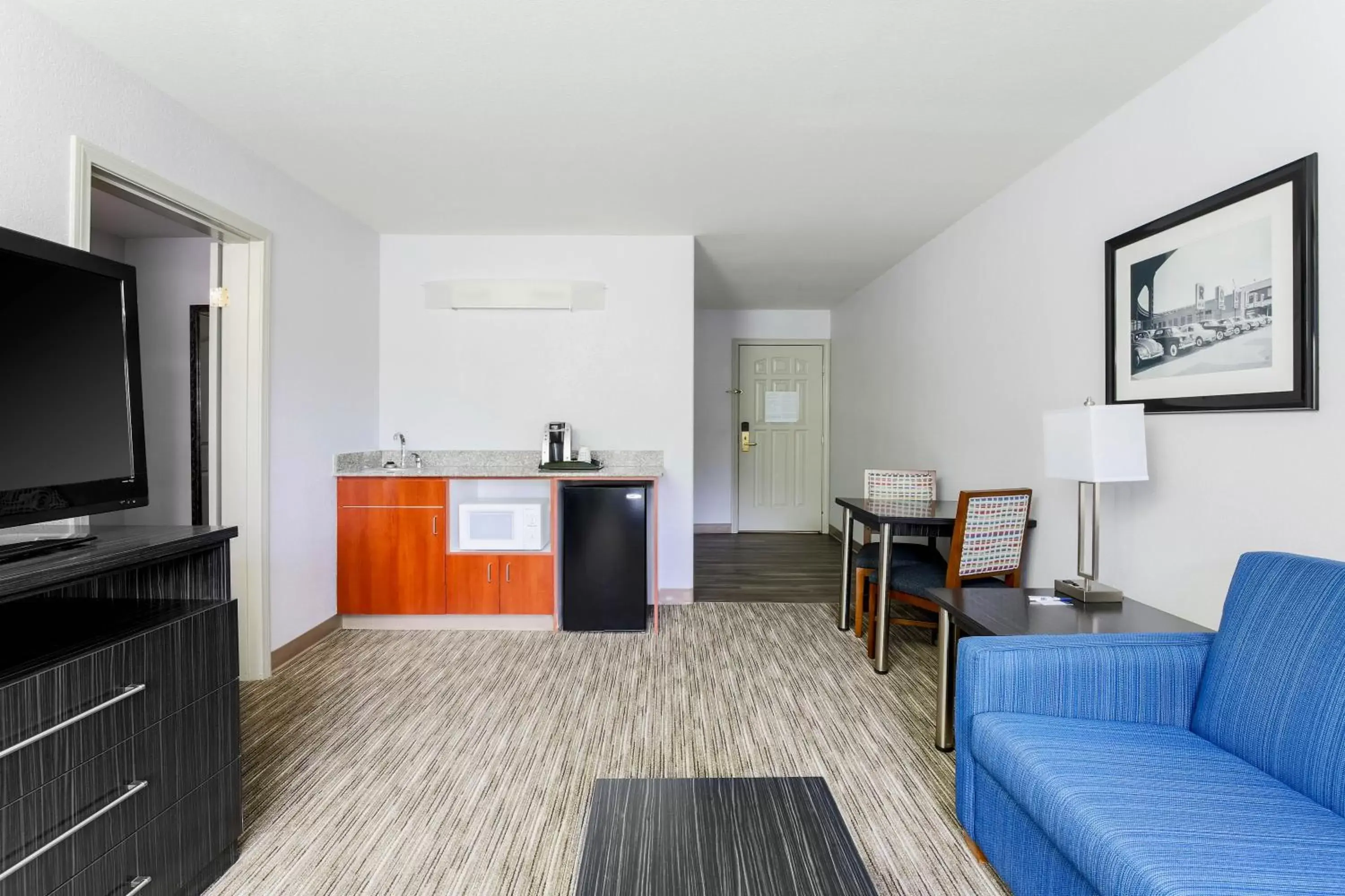 Photo of the whole room, Kitchen/Kitchenette in Holiday Inn Express Lancaster, an IHG Hotel