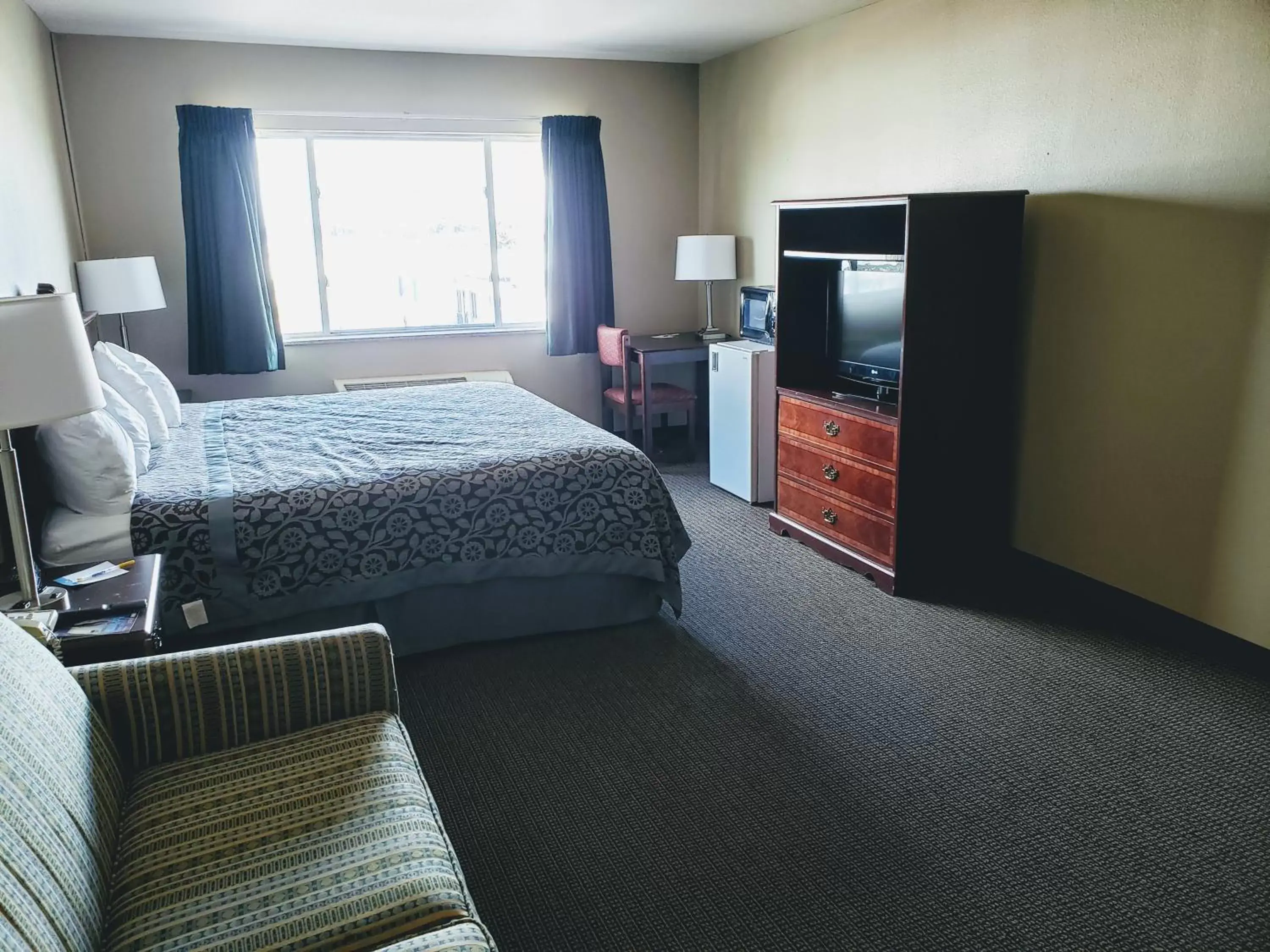 Photo of the whole room, Bed in Days Inn & Suites by Wyndham of Morris