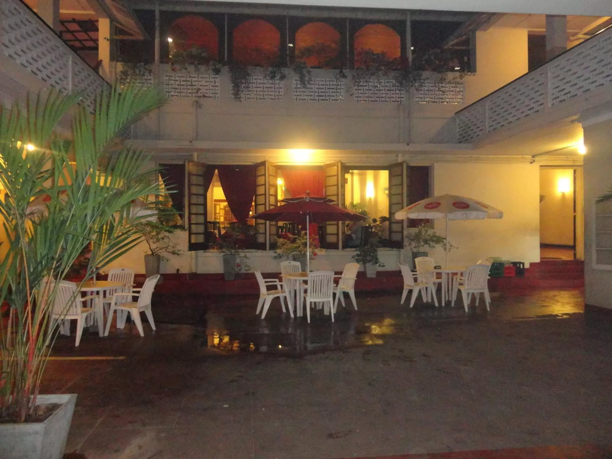 Patio, Restaurant/Places to Eat in Shalimar Hotel