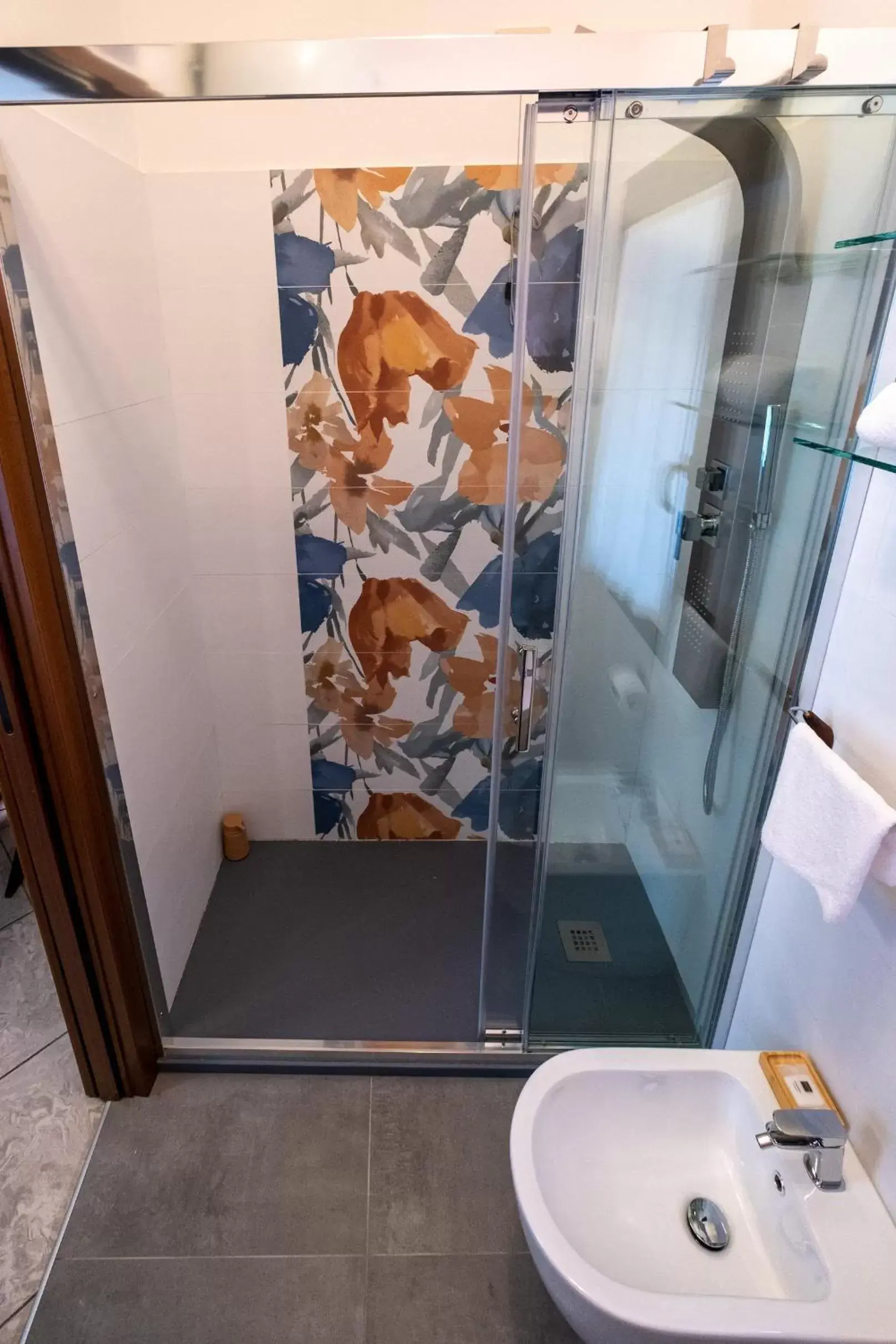 Shower, Bathroom in Casa di Carlo Goldoni - Dimora Storica