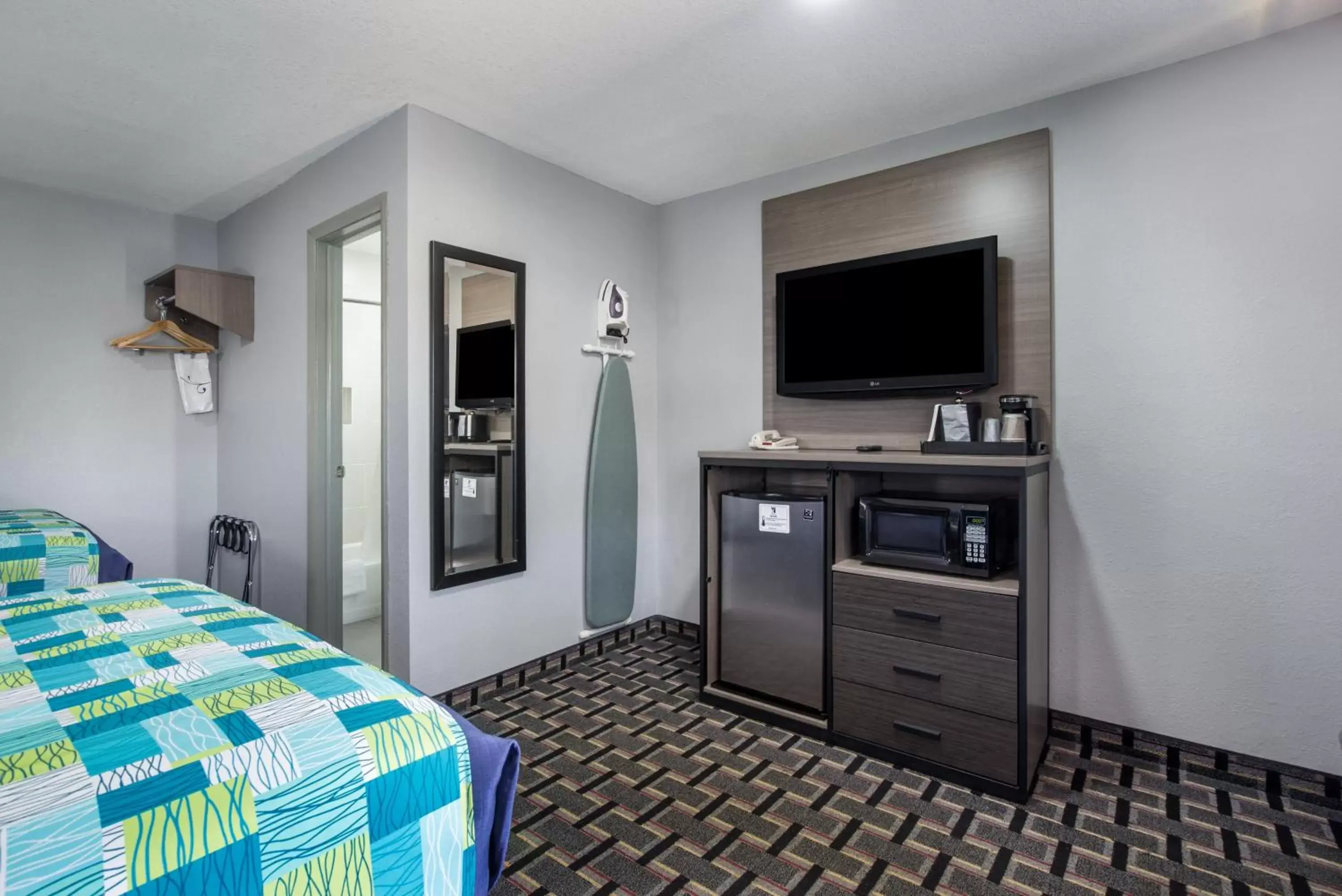 Bed in Knights Inn and Suites Salem Bed in Knights Inn and Suites Salem