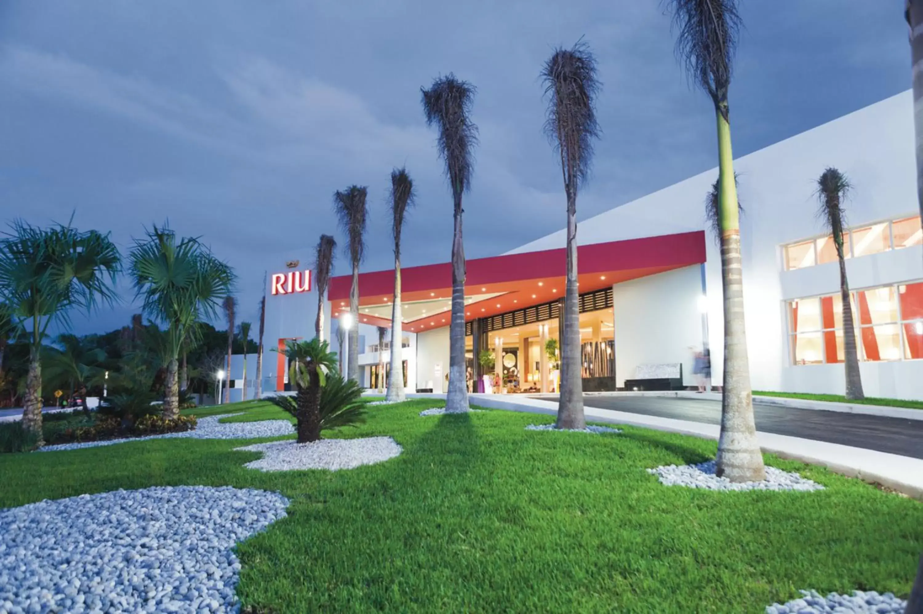 Facade/entrance, Property Building in Riu Playacar - All Inclusive