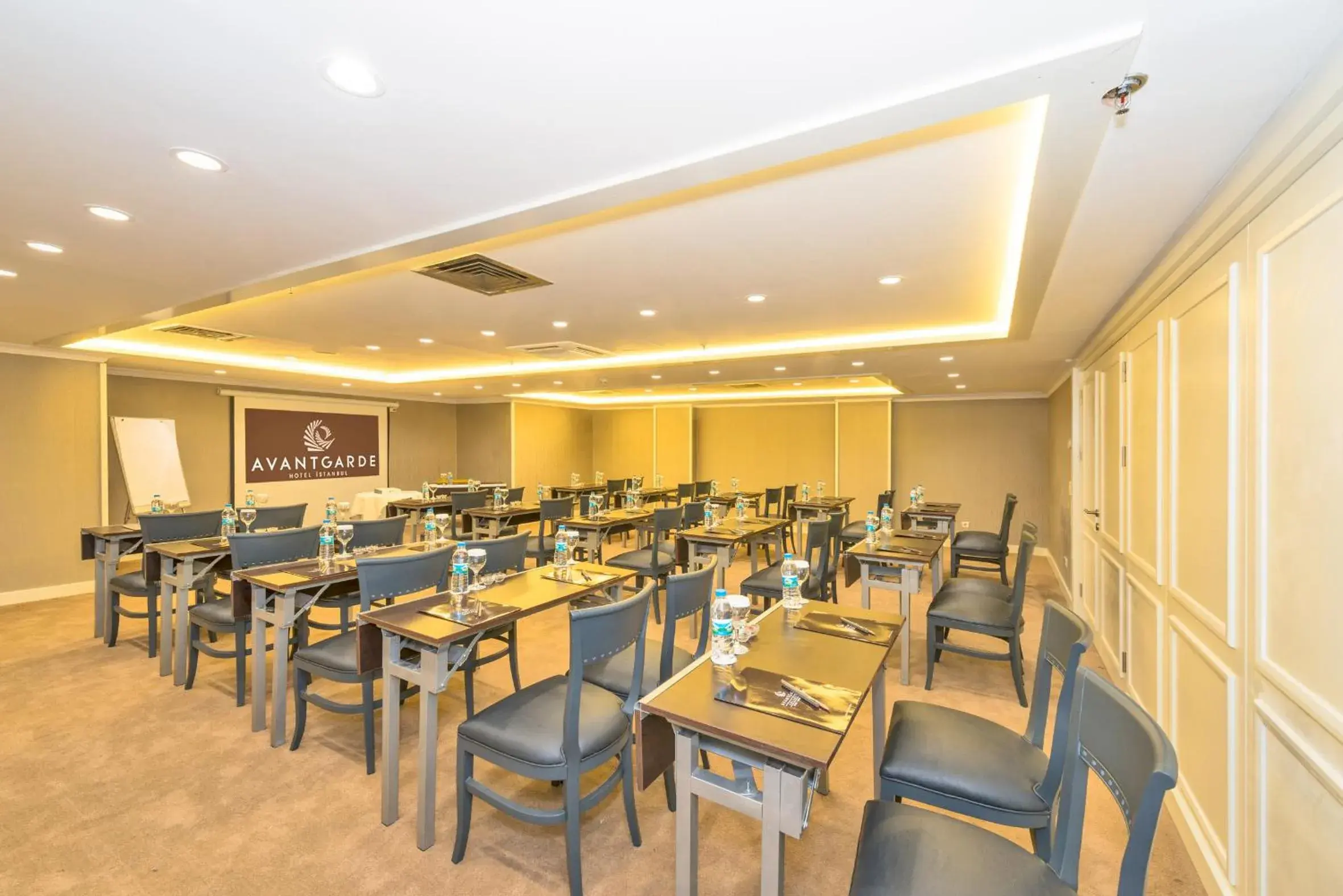 Meeting/conference room, Restaurant/Places to Eat in Avantgarde Taksim Hotel