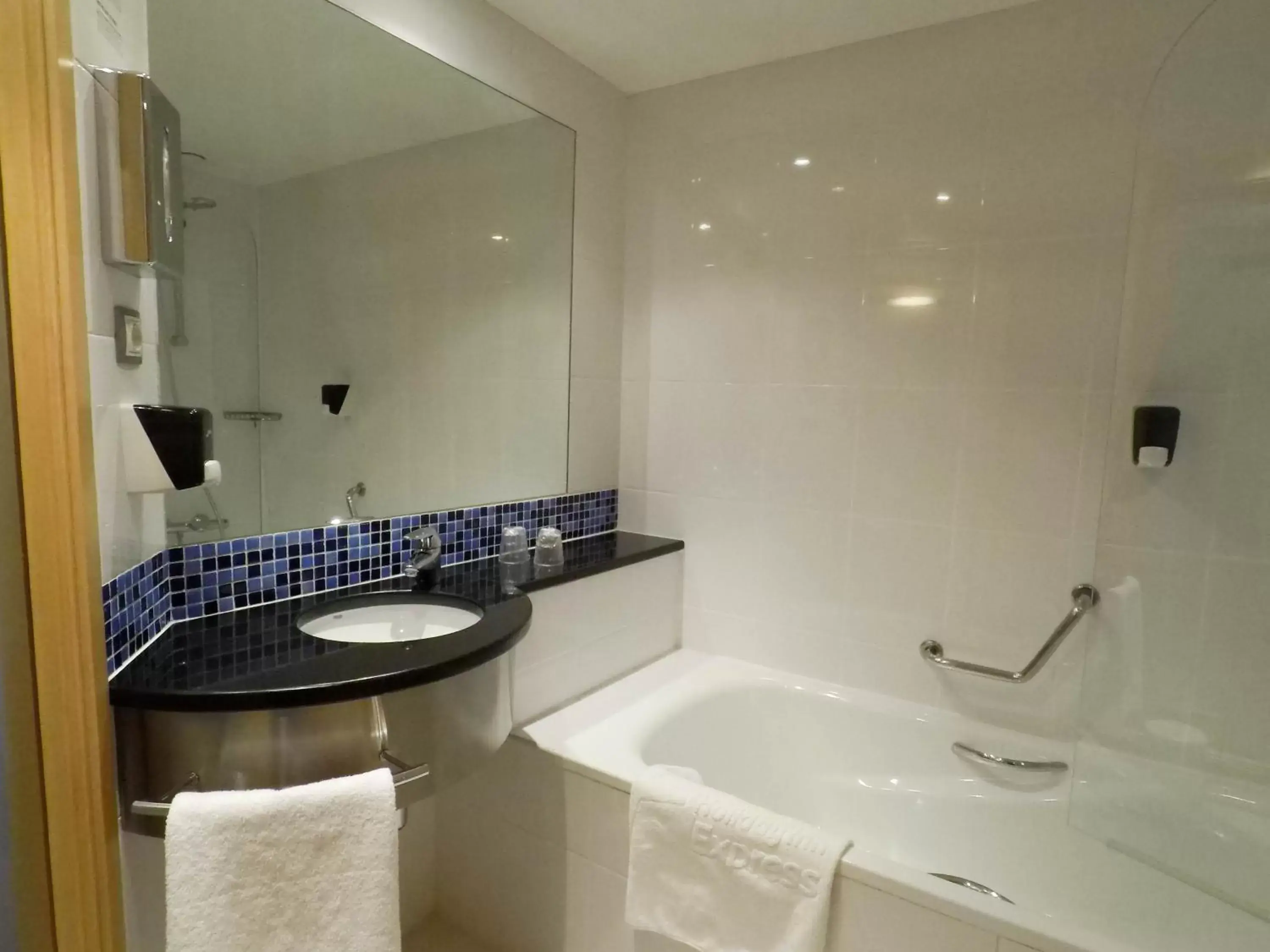 Photo of the whole room, Bathroom in Holiday Inn Express Pamplona, an IHG Hotel