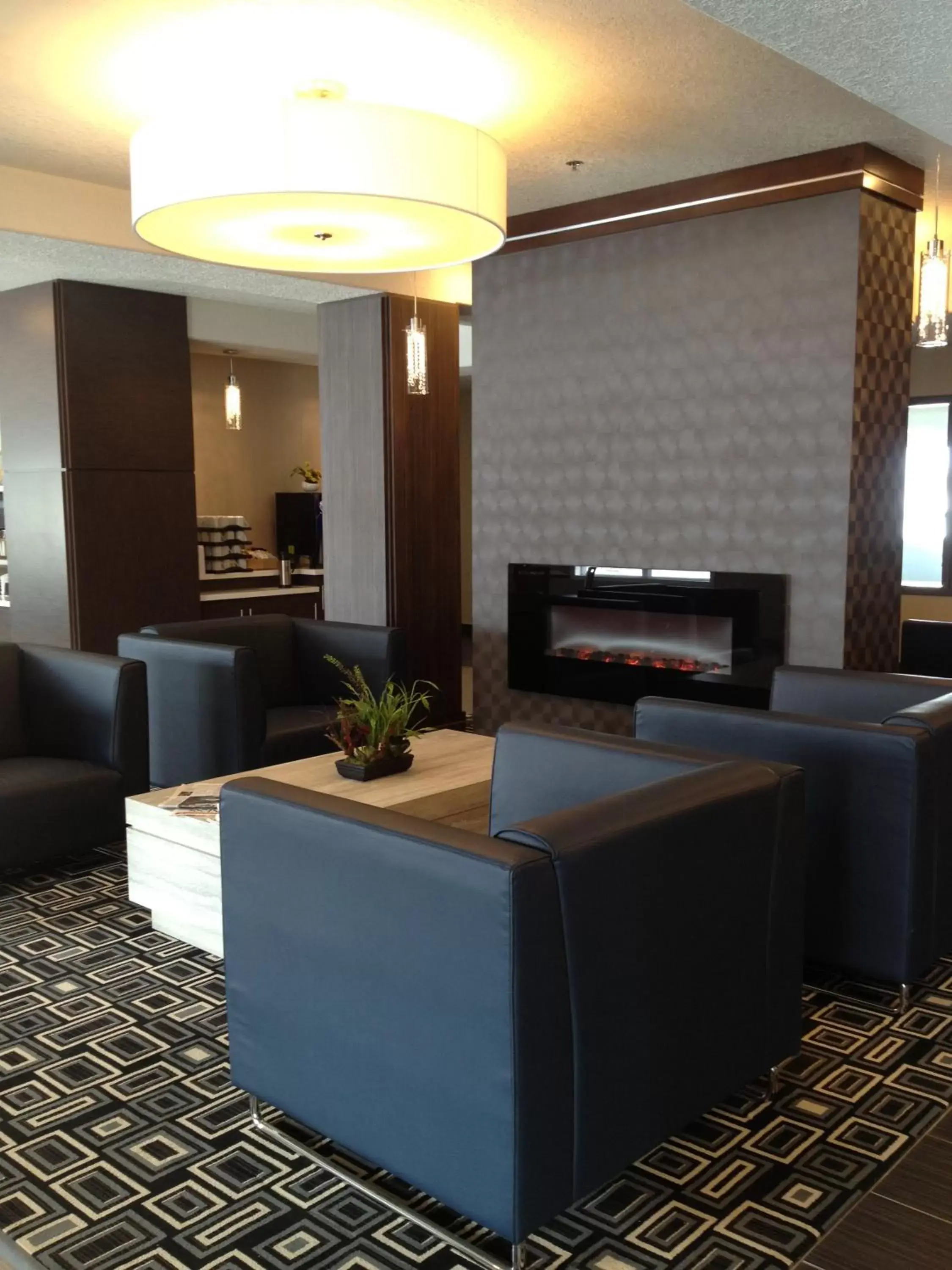 Lobby or reception, Lounge/Bar in Days Inn & Suites by Wyndham Yorkton