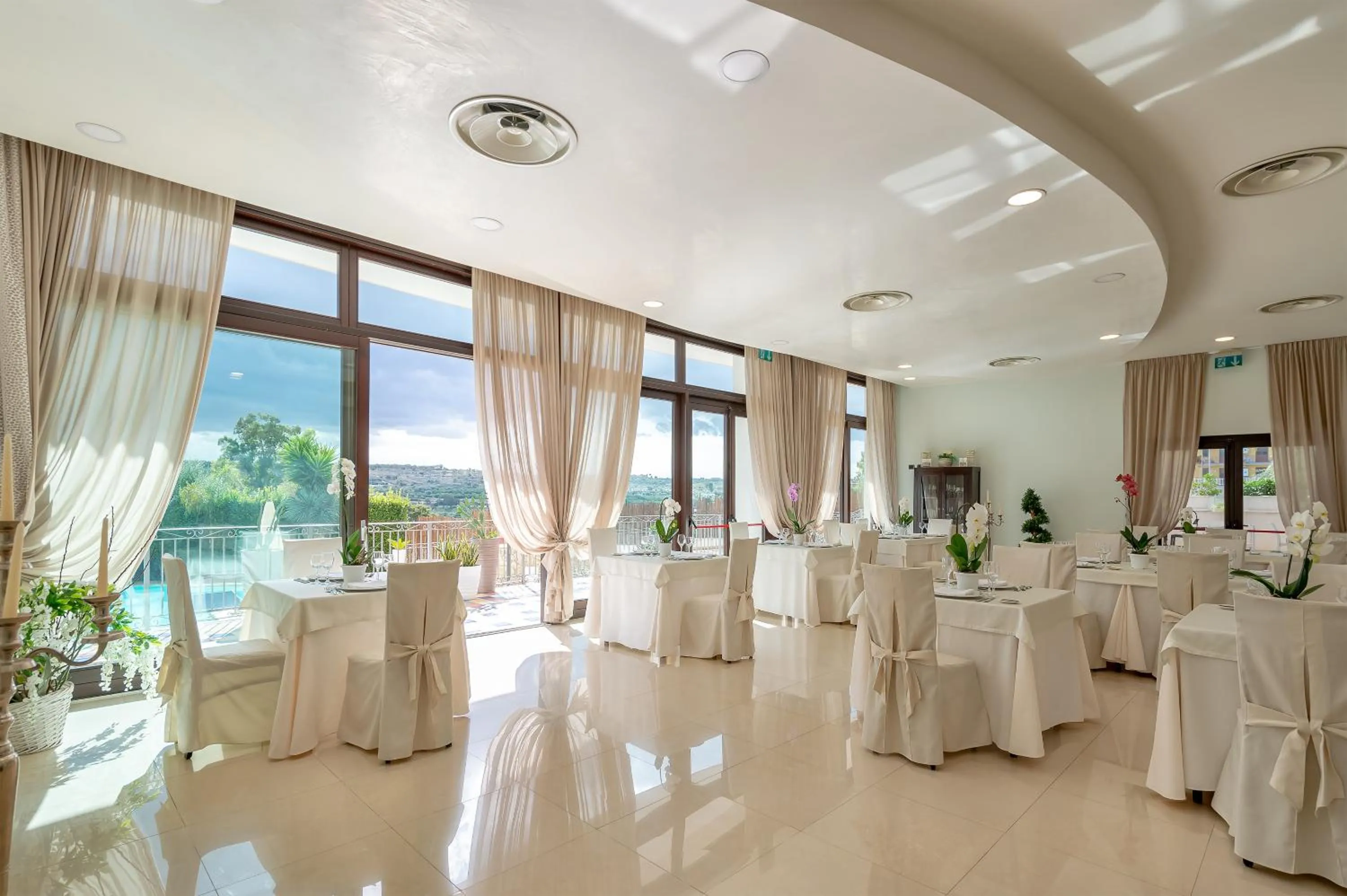 Restaurant/places to eat in Grand Hotel Sofia