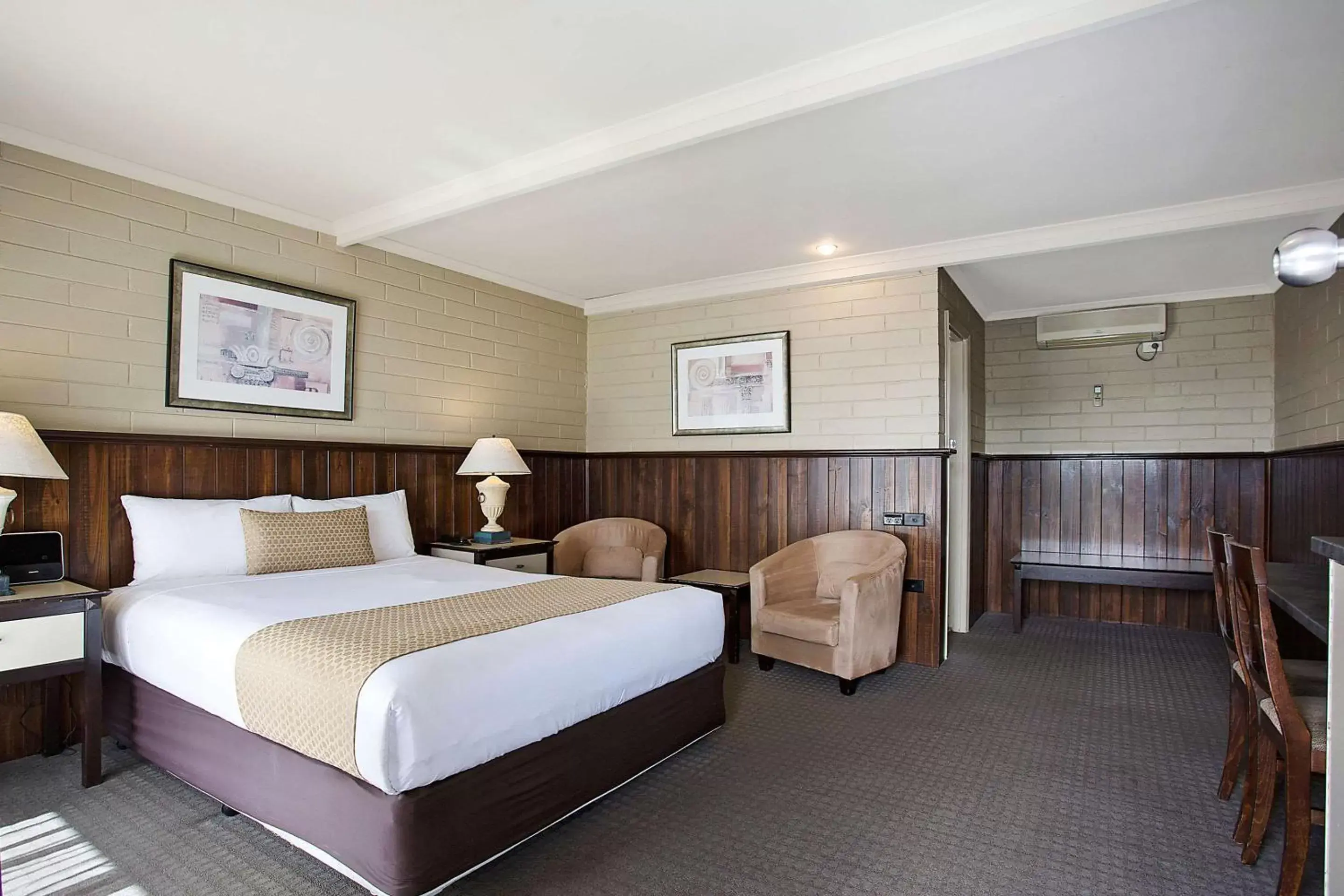 Bedroom, Bed in Comfort Inn on Raglan