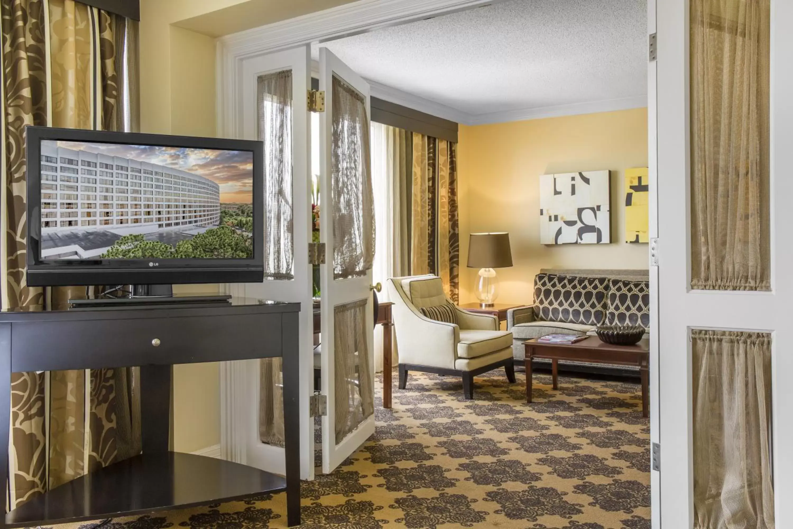 Bedroom, TV/Entertainment Center in Omni Houston Hotel