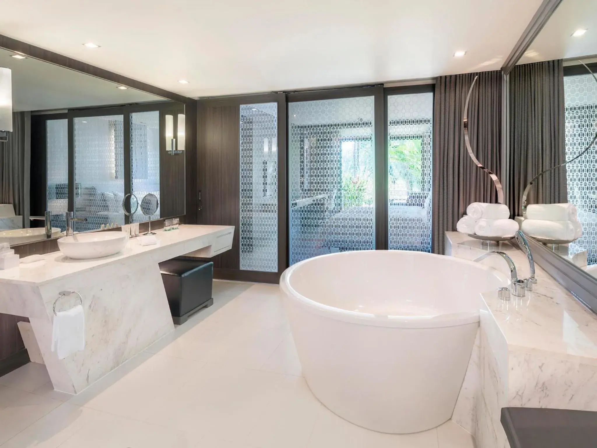 Shower, Bathroom in Le Meridien Suvarnabhumi, Bangkok Golf Resort and Spa