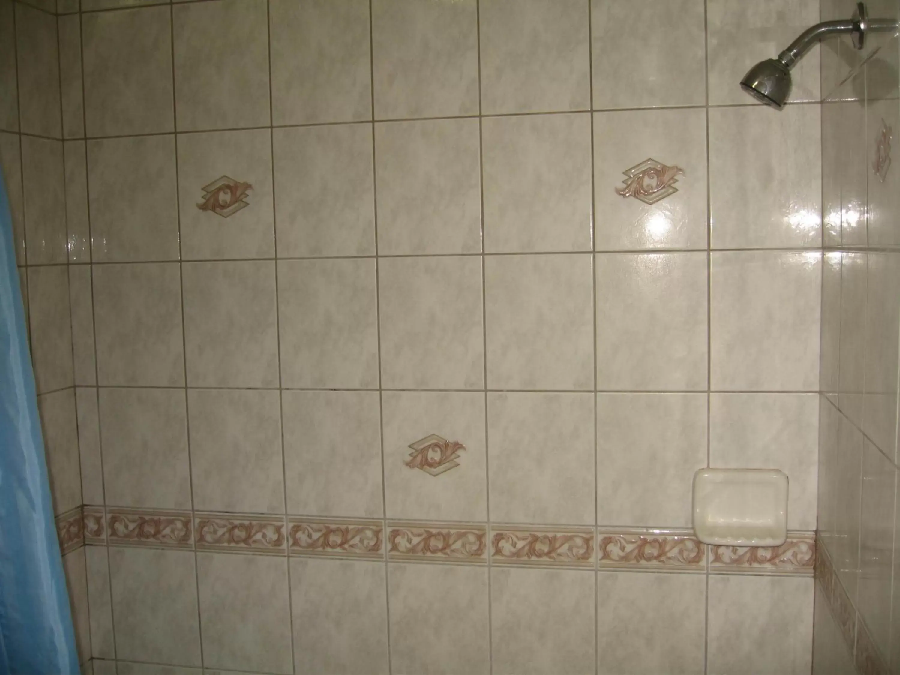 Shower, Bathroom in Royal Inn Motel Long Beach