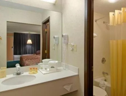 Bathroom in Days Inn by Wyndham Paducah I-24 Exit 4