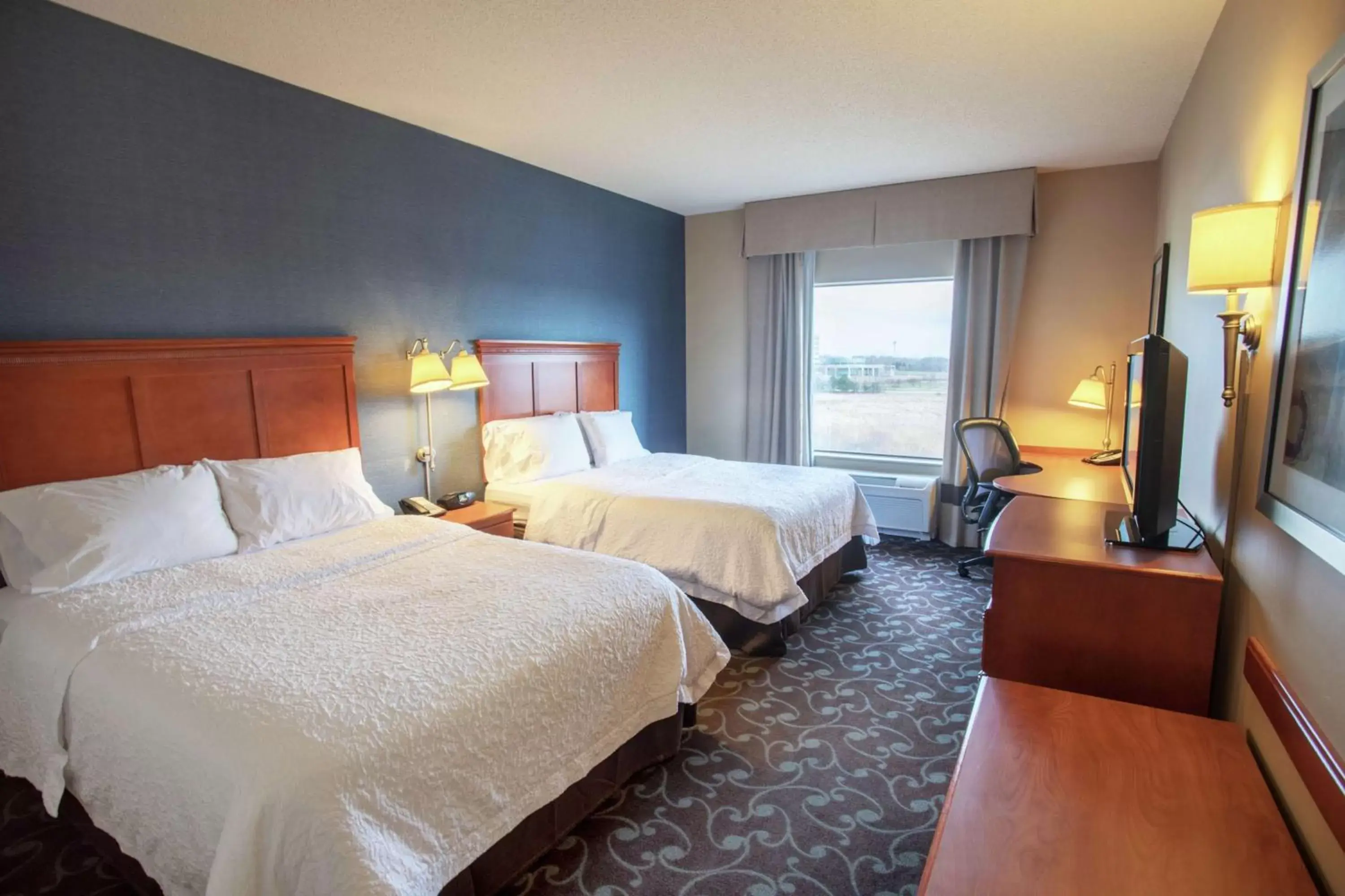 Bed in Hampton Inn & Suites Chicago Deer Park