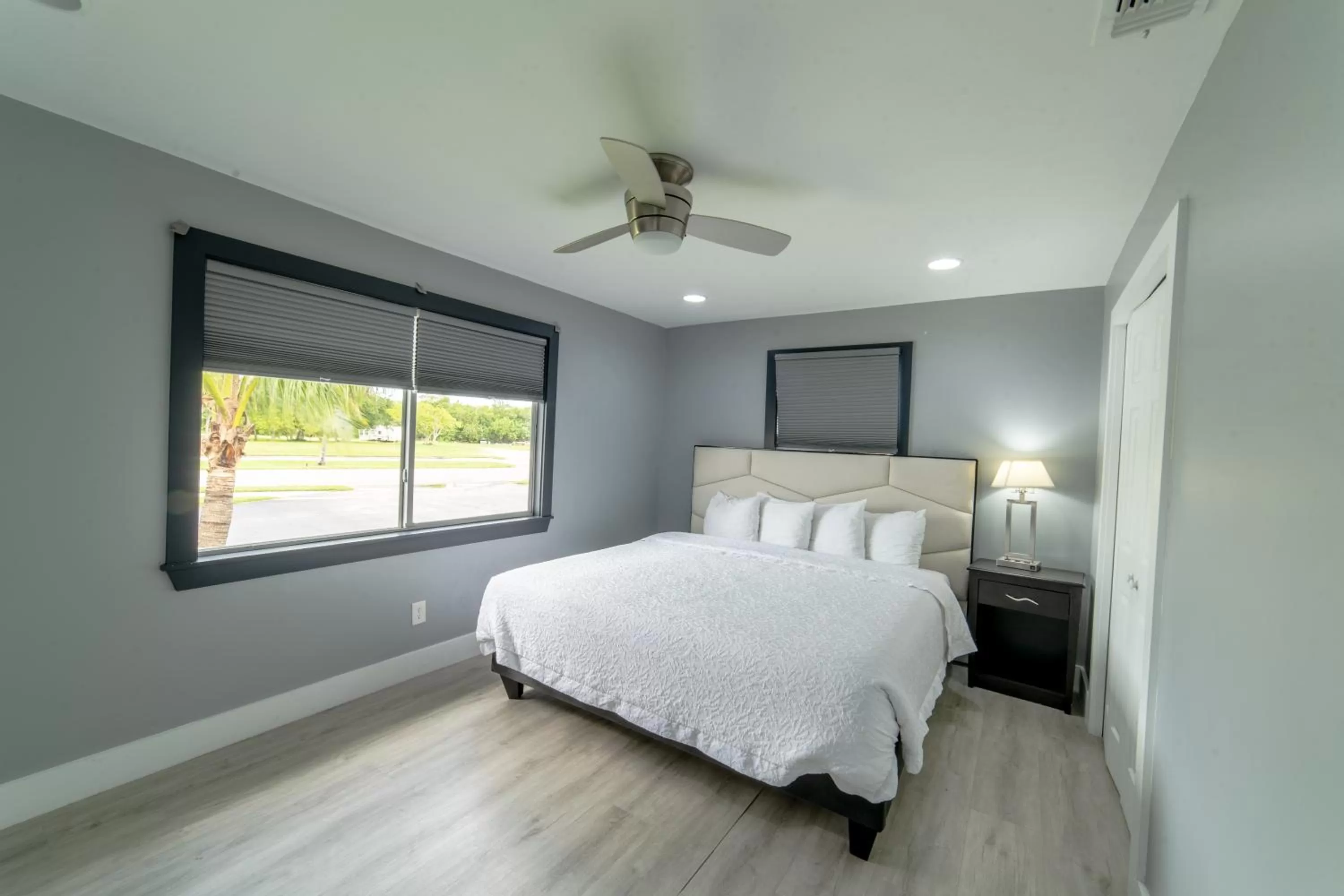 Bedroom, Bed in Everglades City Motel - Everglades Adventures Inn