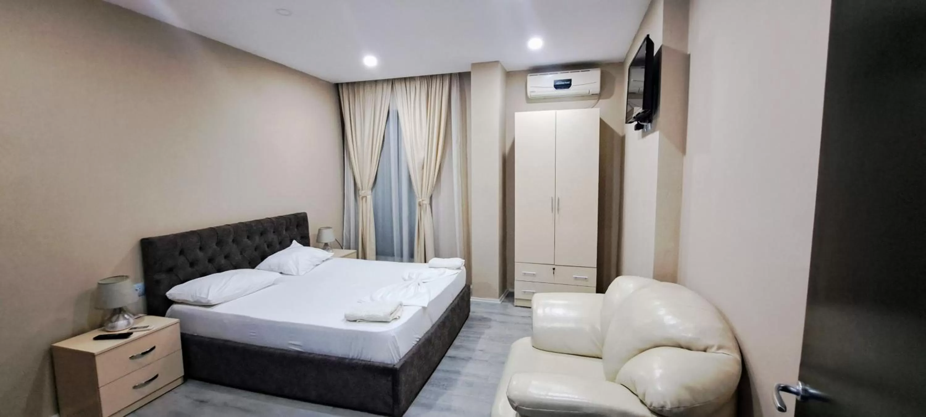 Bed in CityCenterHotel Shkoder