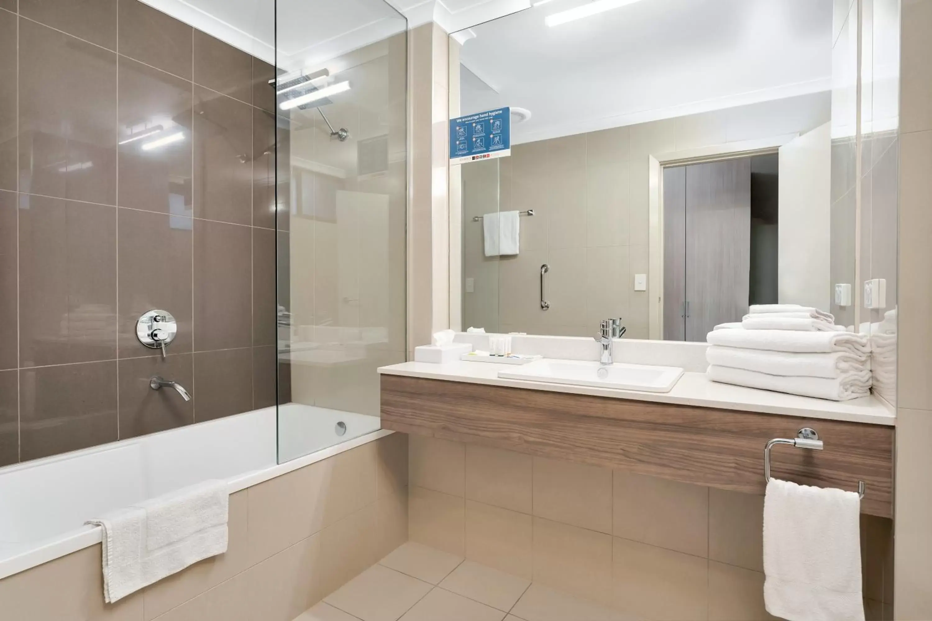 Bathroom in Quality Hotel Parklake Shepparton