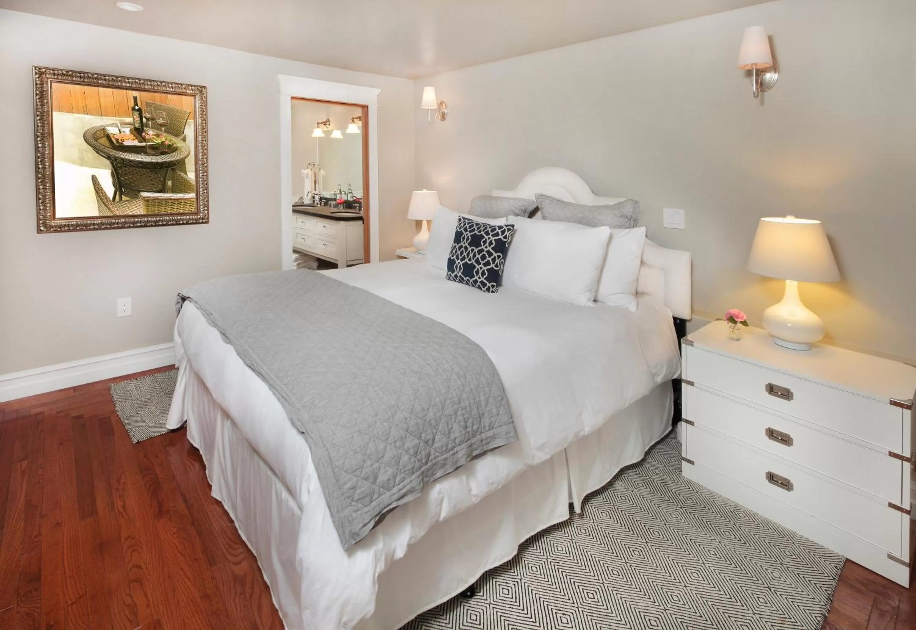 Photo of the whole room, Bed in Calderwood Inn