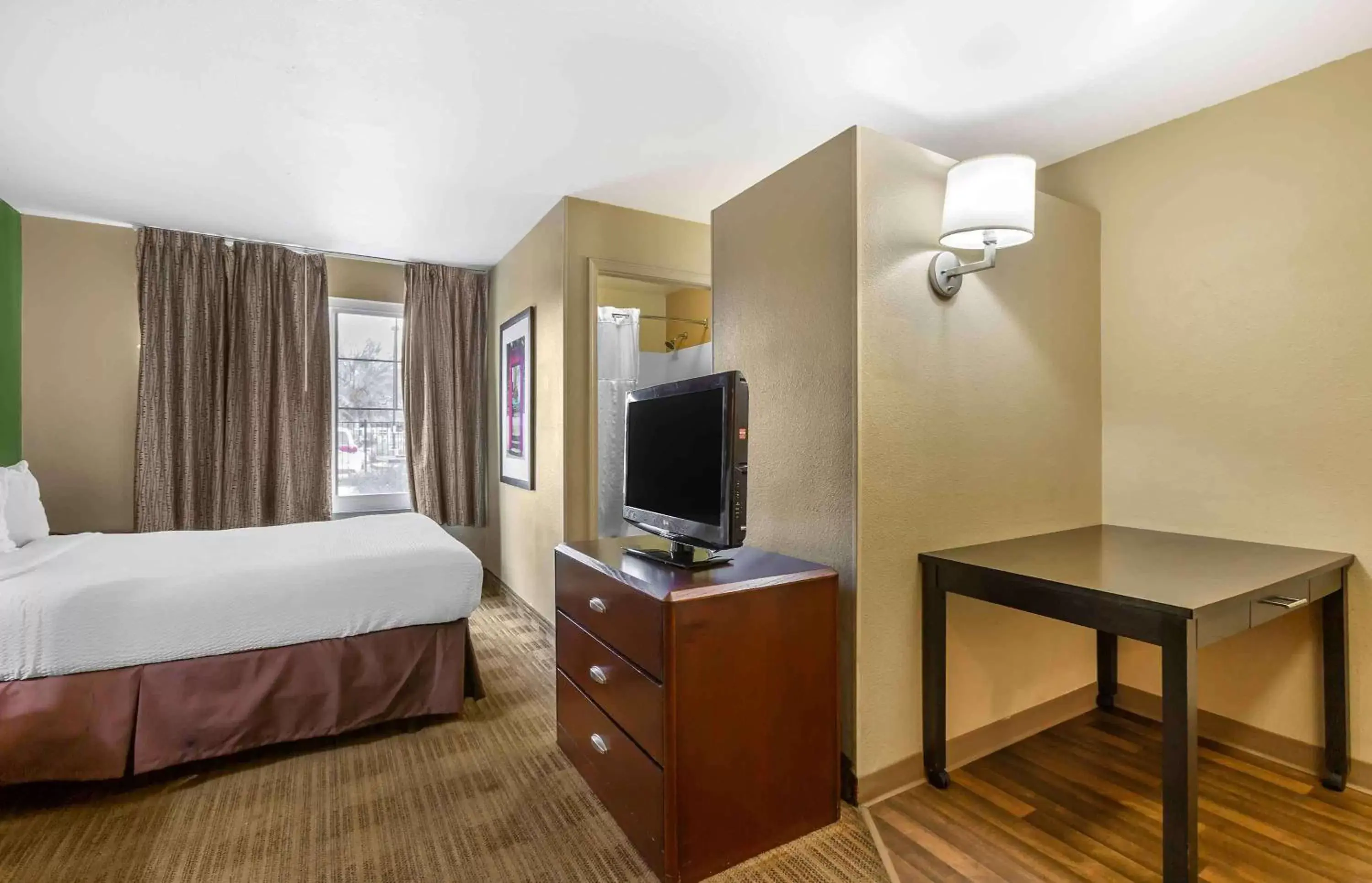 Bedroom, TV/Entertainment Center in Extended Stay America Suites - Phoenix - Midtown