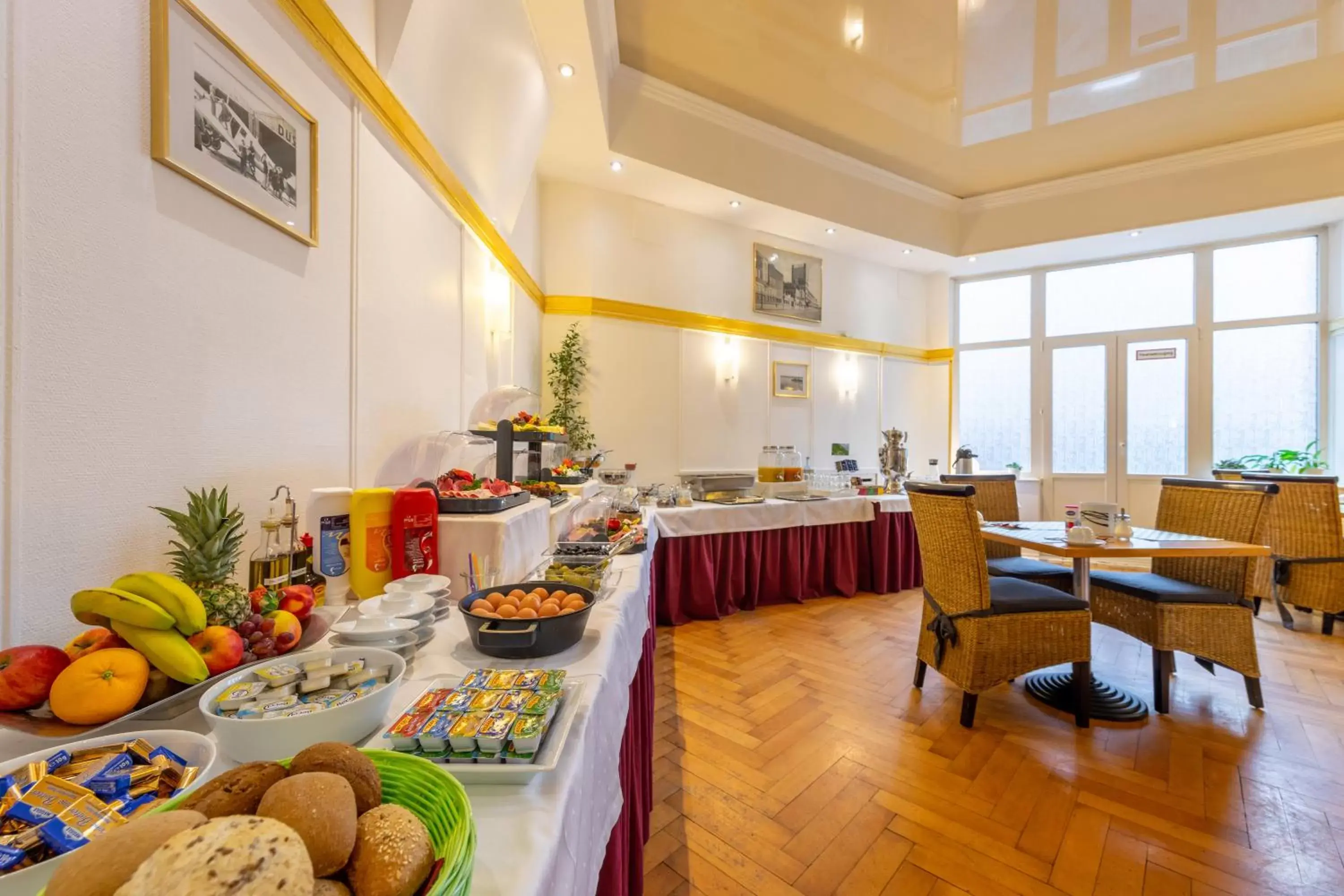 Buffet breakfast, Restaurant/Places to Eat in Trip Inn Hotel Schumann