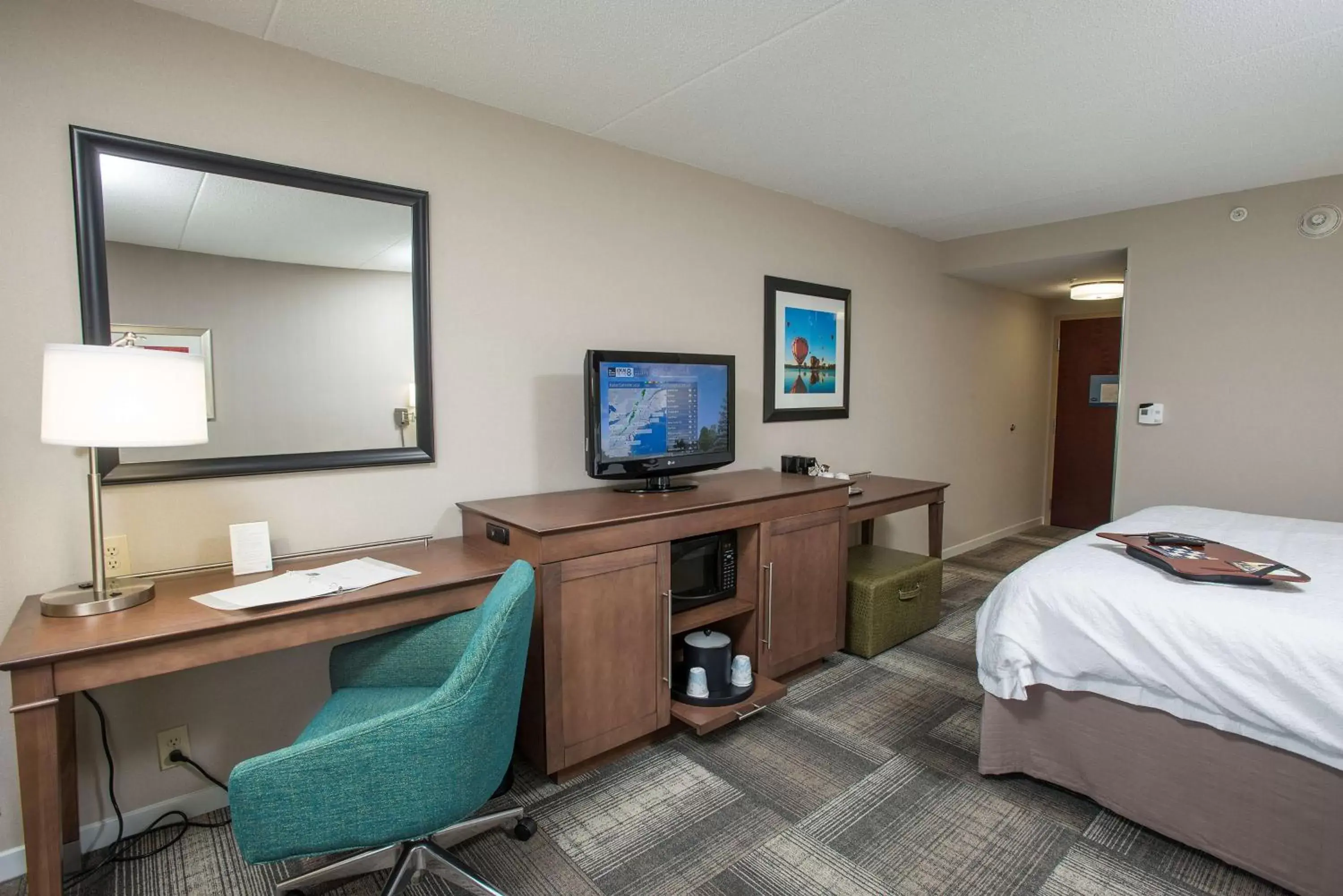 Bedroom, TV/Entertainment Center in Hampton Inn & Suites Cincinnati-Union Centre